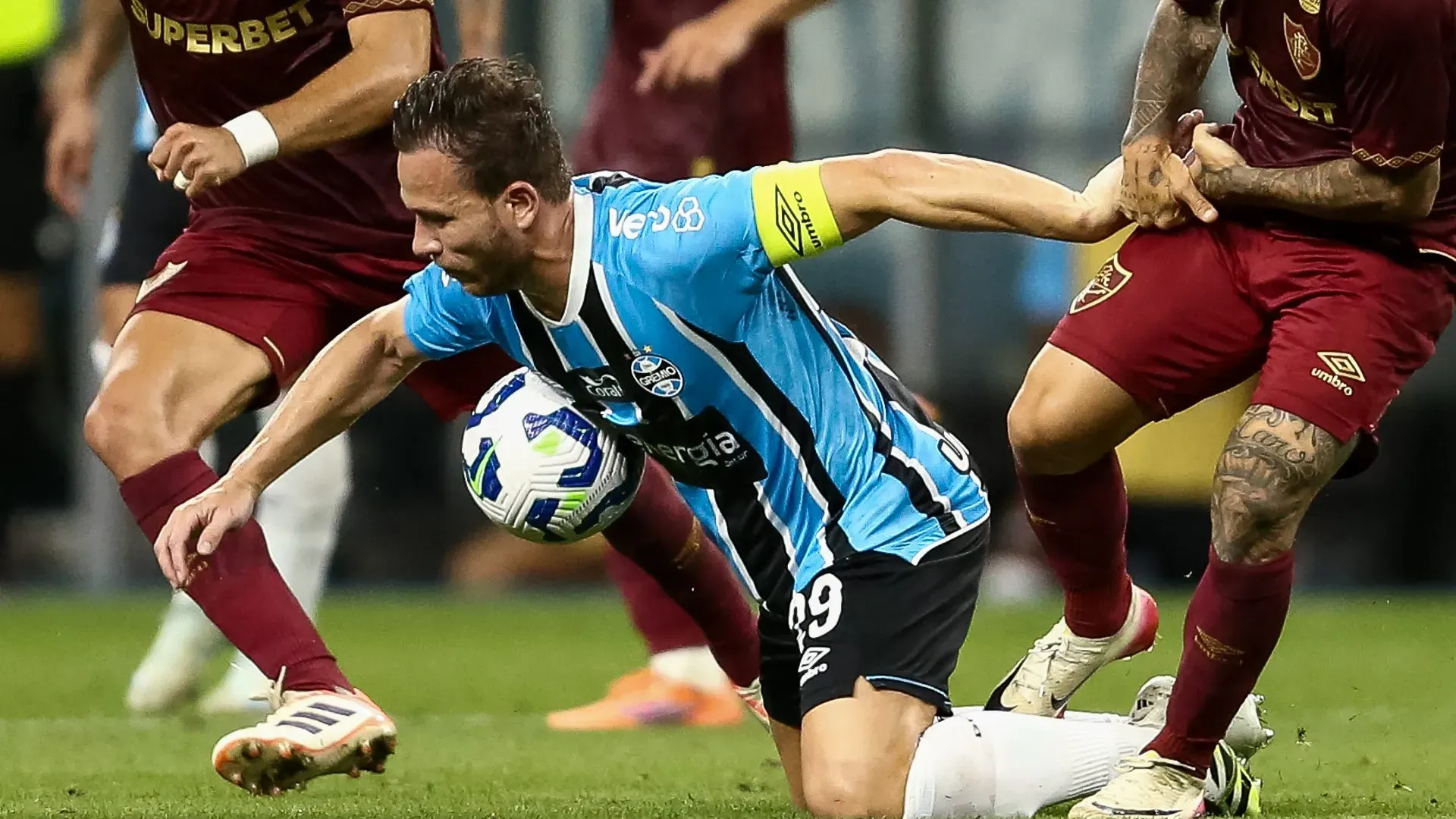 Arthur, volante do Grêmio em partida pelo campeonato brasileiro (Foto: Pedro H. Tesch/Getty Images)