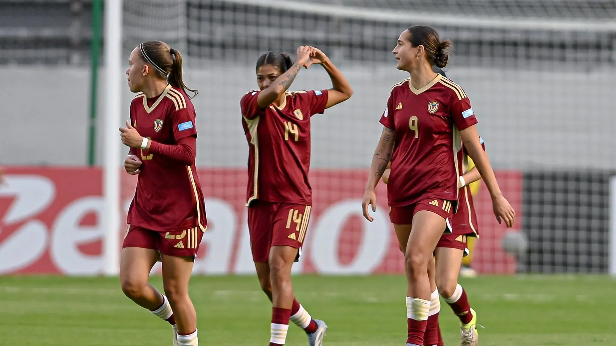 Elenco feminino da Venezuela em campo pela Copa América