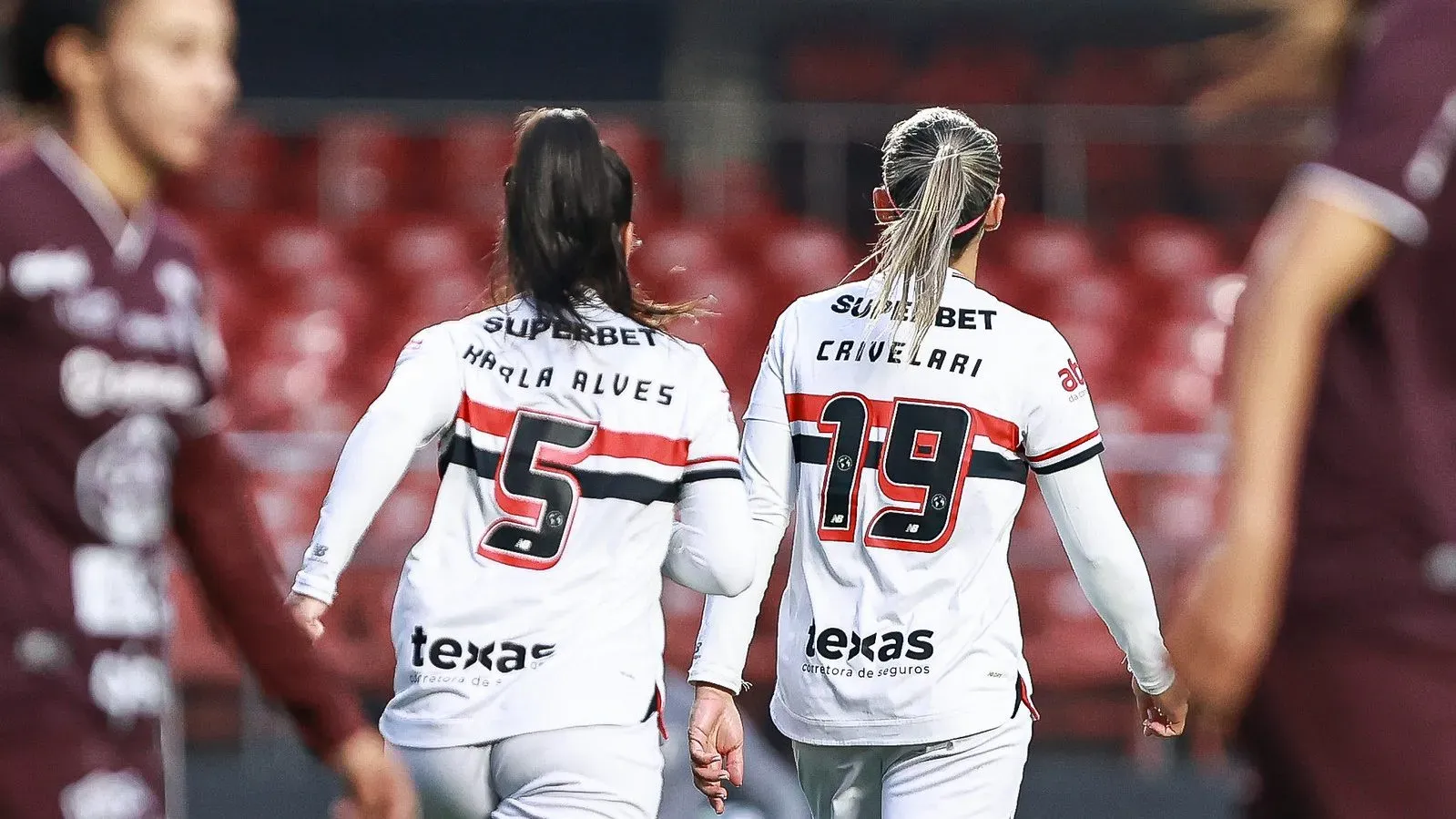 Karla Alves e GIo Crivelari em campo pelo São Paulo