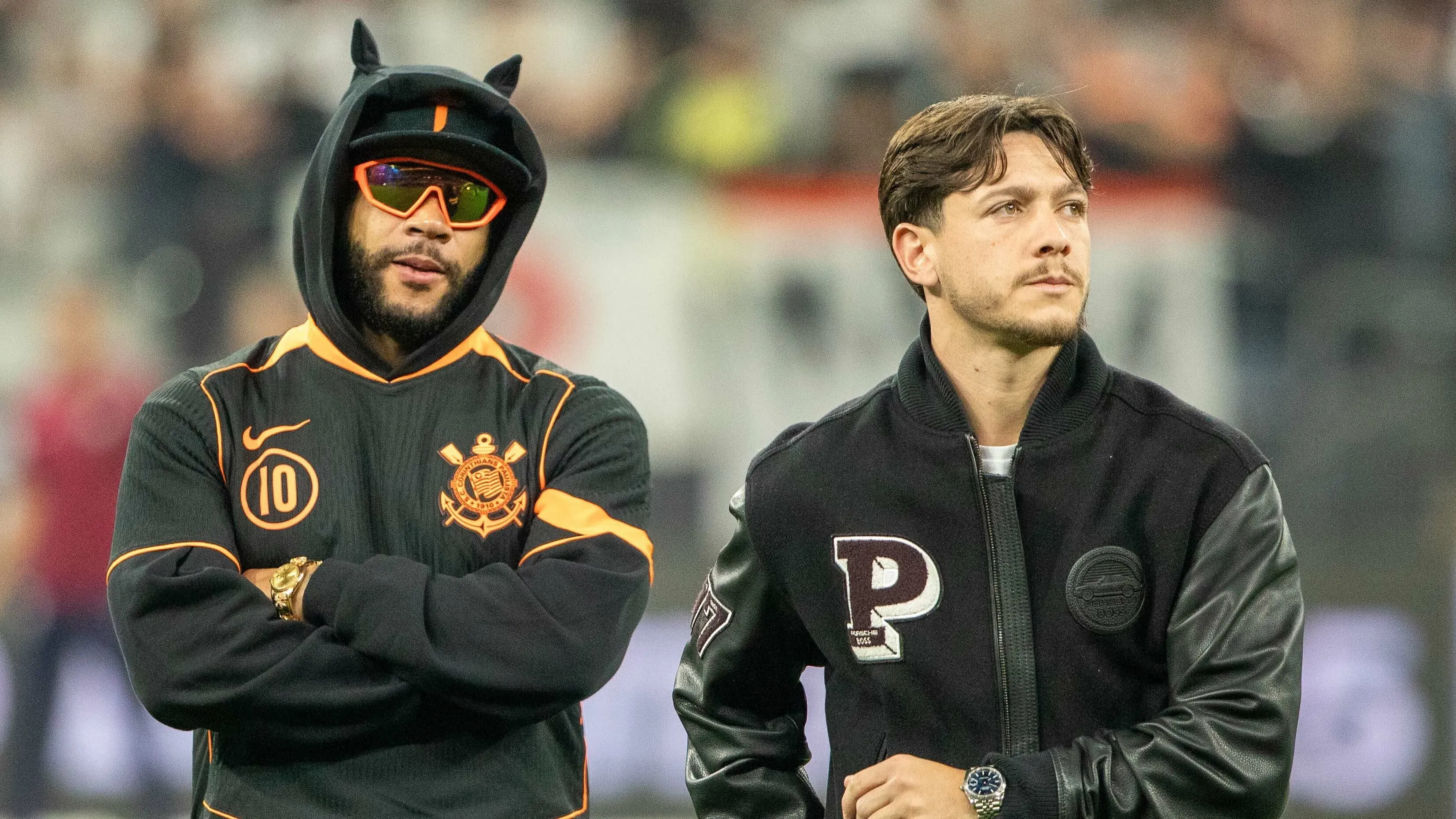 Memphis Depay e Garro durante partida do Corinthians pelo Brasileiro – Foto: Joisel Amaral/AGIF