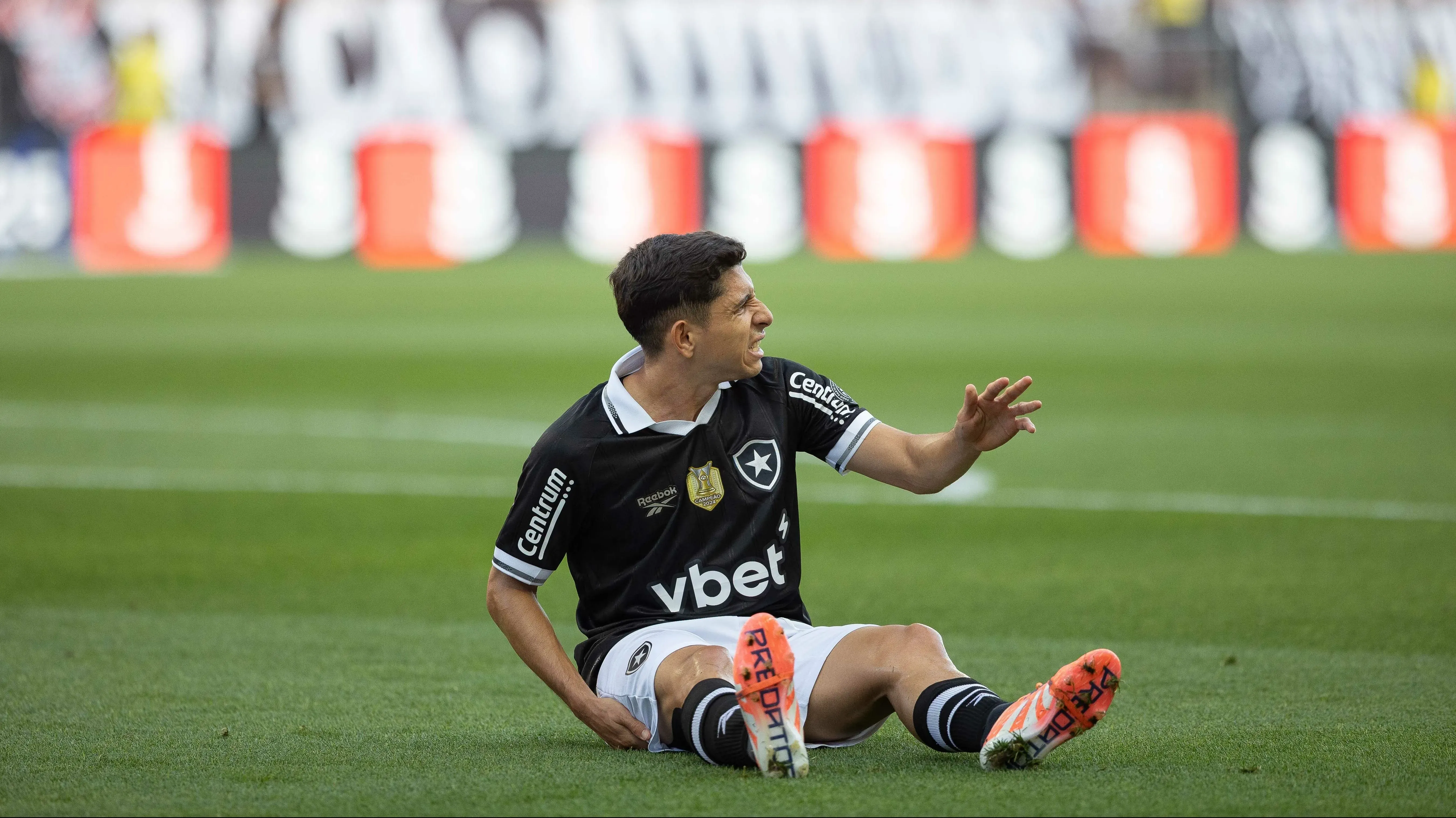 Savarino sofre lesão no Botafogo. Foto: Joisel Amaral/AGIF