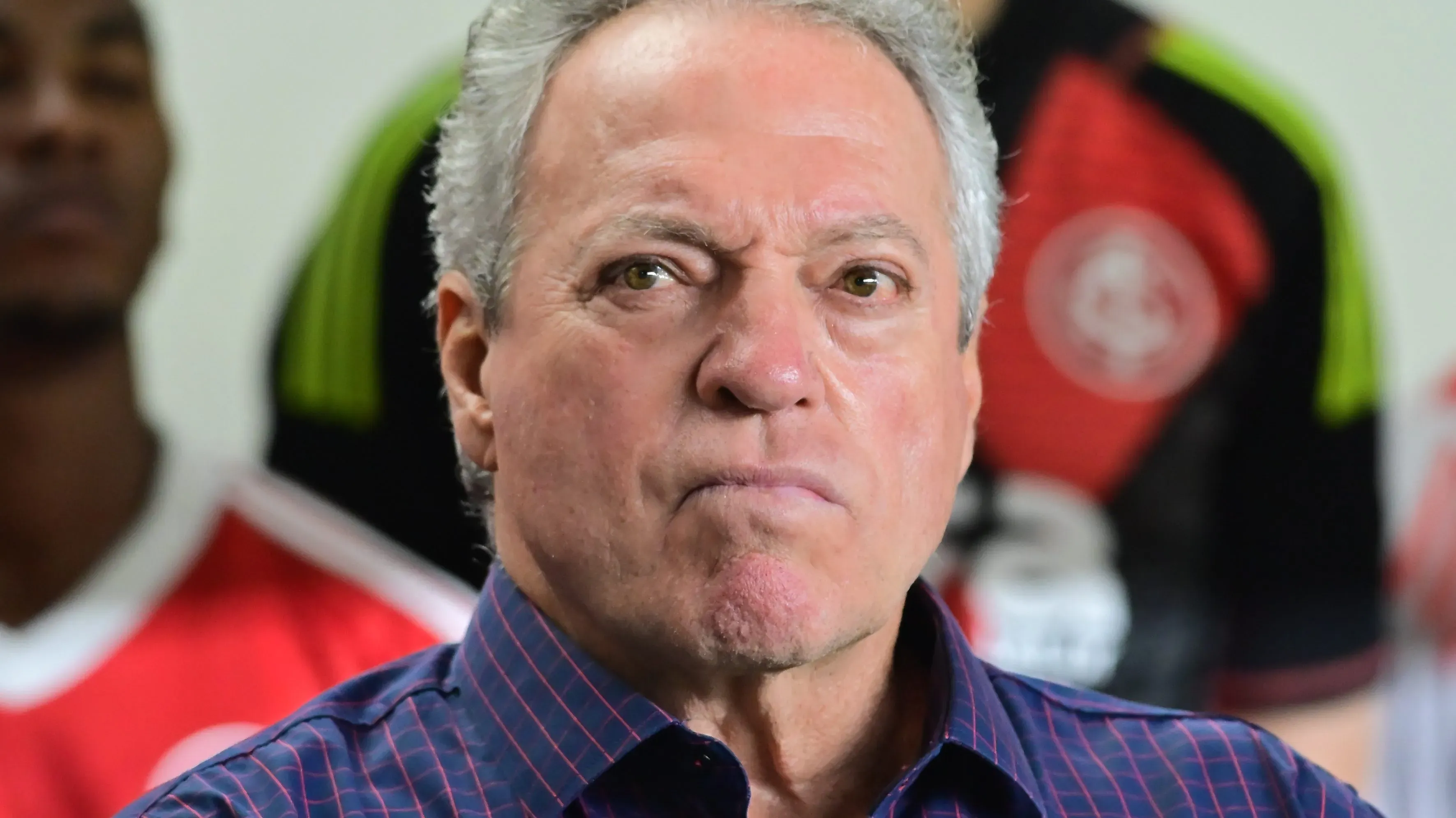 Abel Braga durante partida contra o São Paulo na Vila Belmiro – Foto: Jota Erre/AGIF