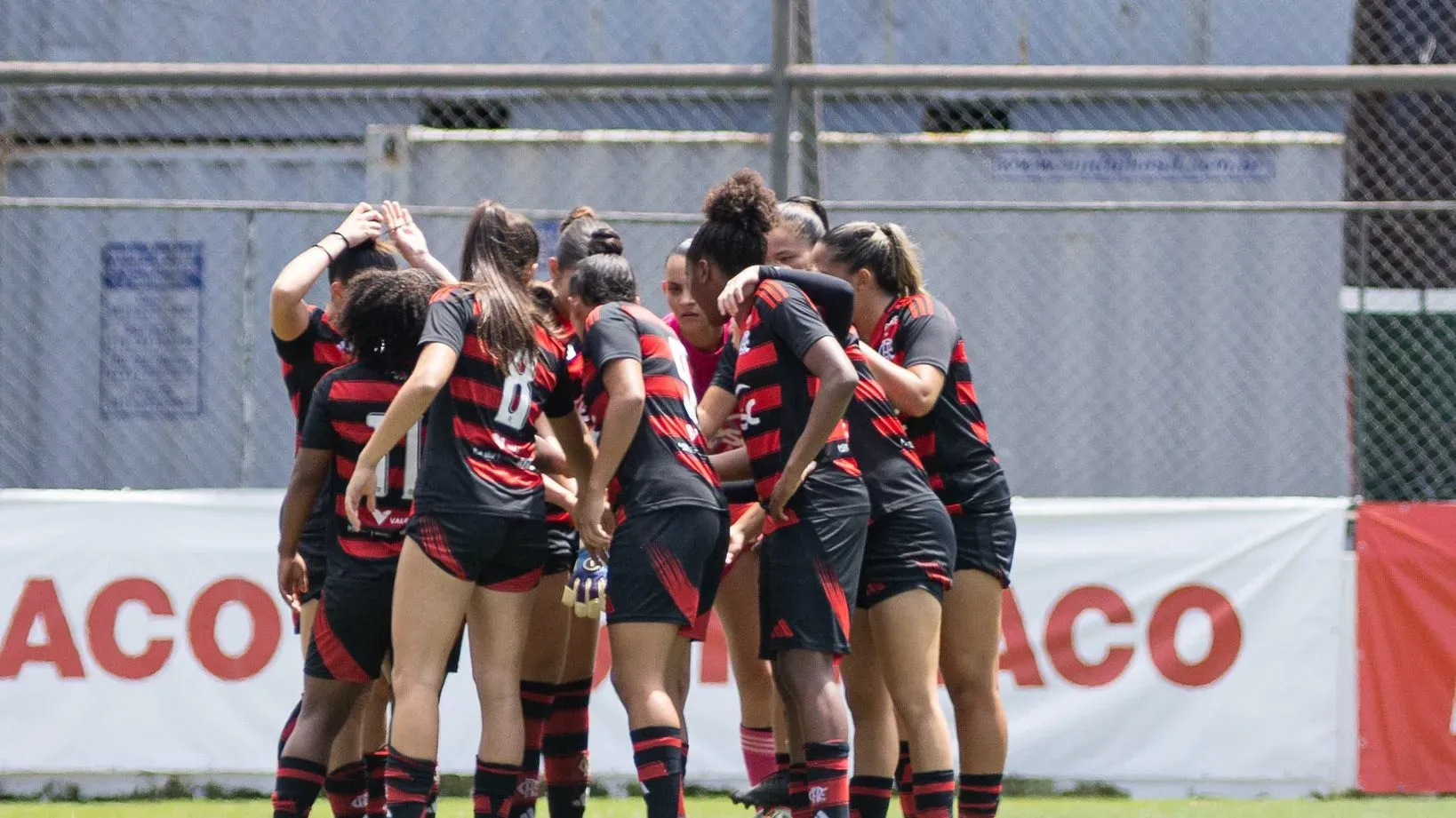 Time feminino sub-20 do Flamengo em campo
