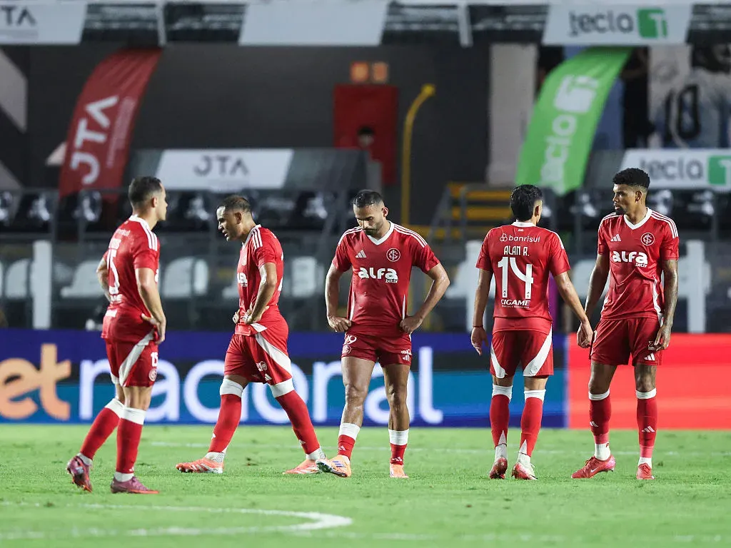 Elenco do Internacional após o apito final contra o São Paulo Foto: Alexandre Schneider/Getty Images