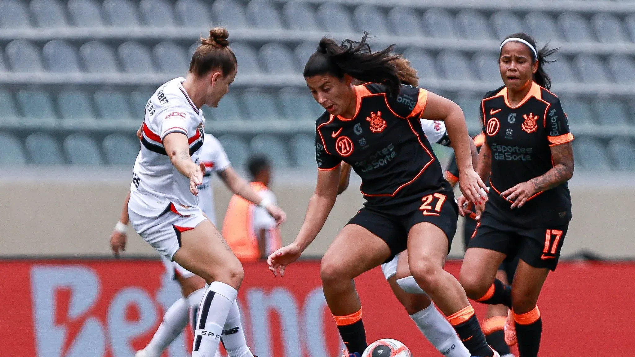 São Paulo e Corinthians no jogo de ida da semifinal do Paulistão Feminino