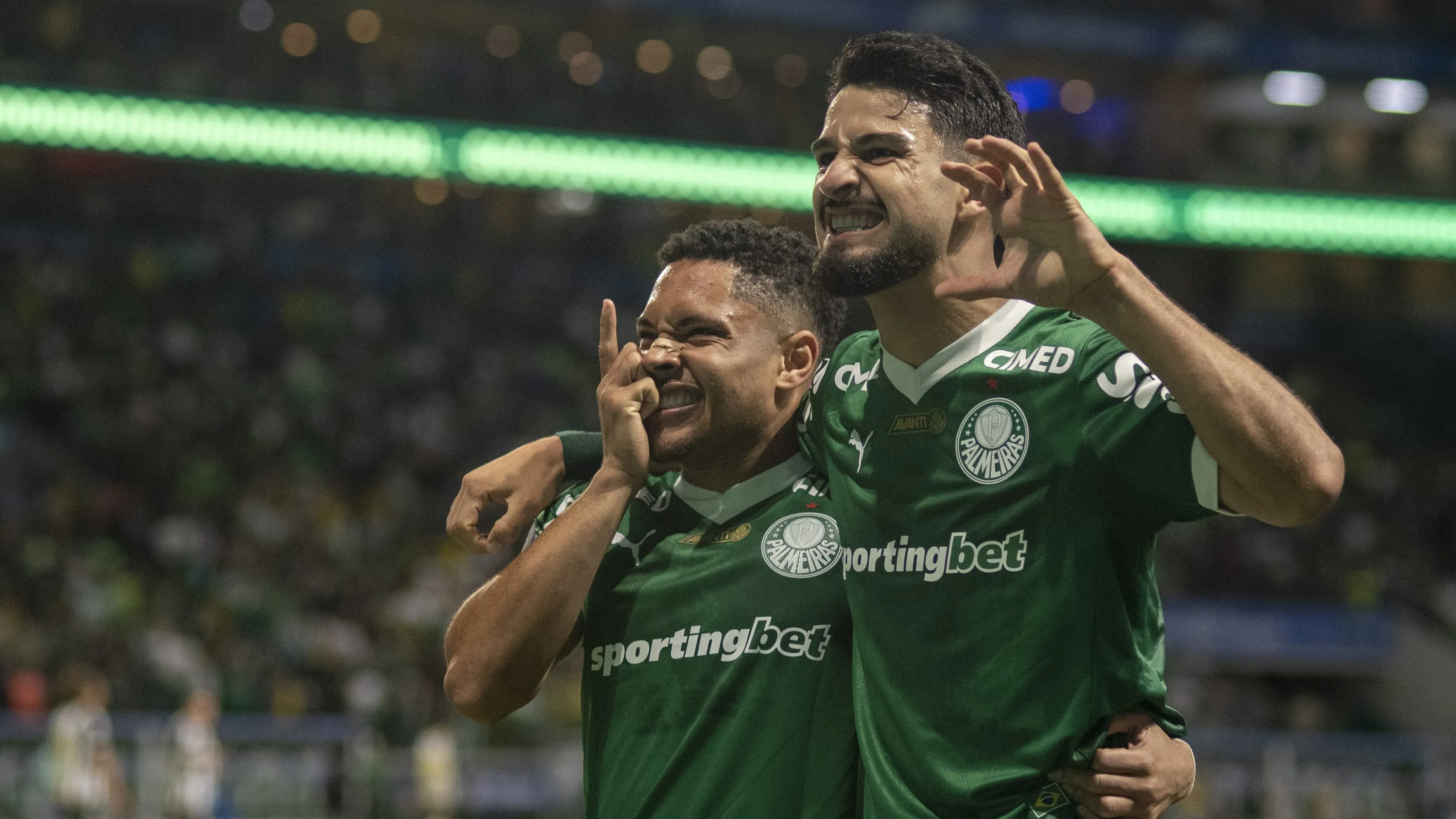 Vitor Roque e Flaco López comemorando pelo Verdão. Foto: Anderson Romao/AGIF