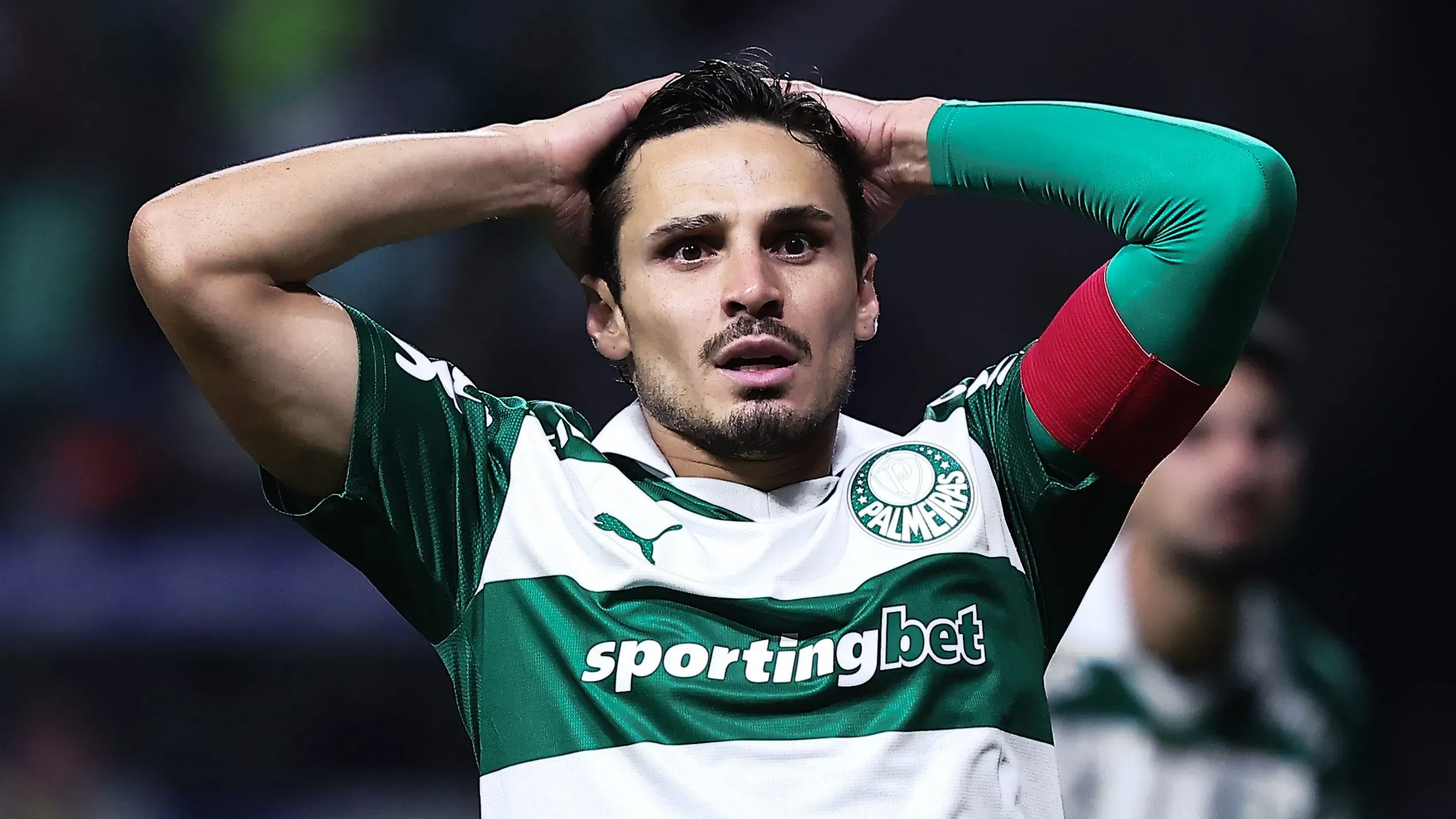 Raphael Veiga em campo pelo Palmeiras. Foto: Ettore Chiereguini/AGIF