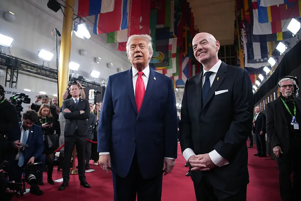 Donald Trump ao lado de Gianni Infantino, presidente da Fifa, no sorteio da Copa. (Photo by Andrew Harnik/Getty Images)