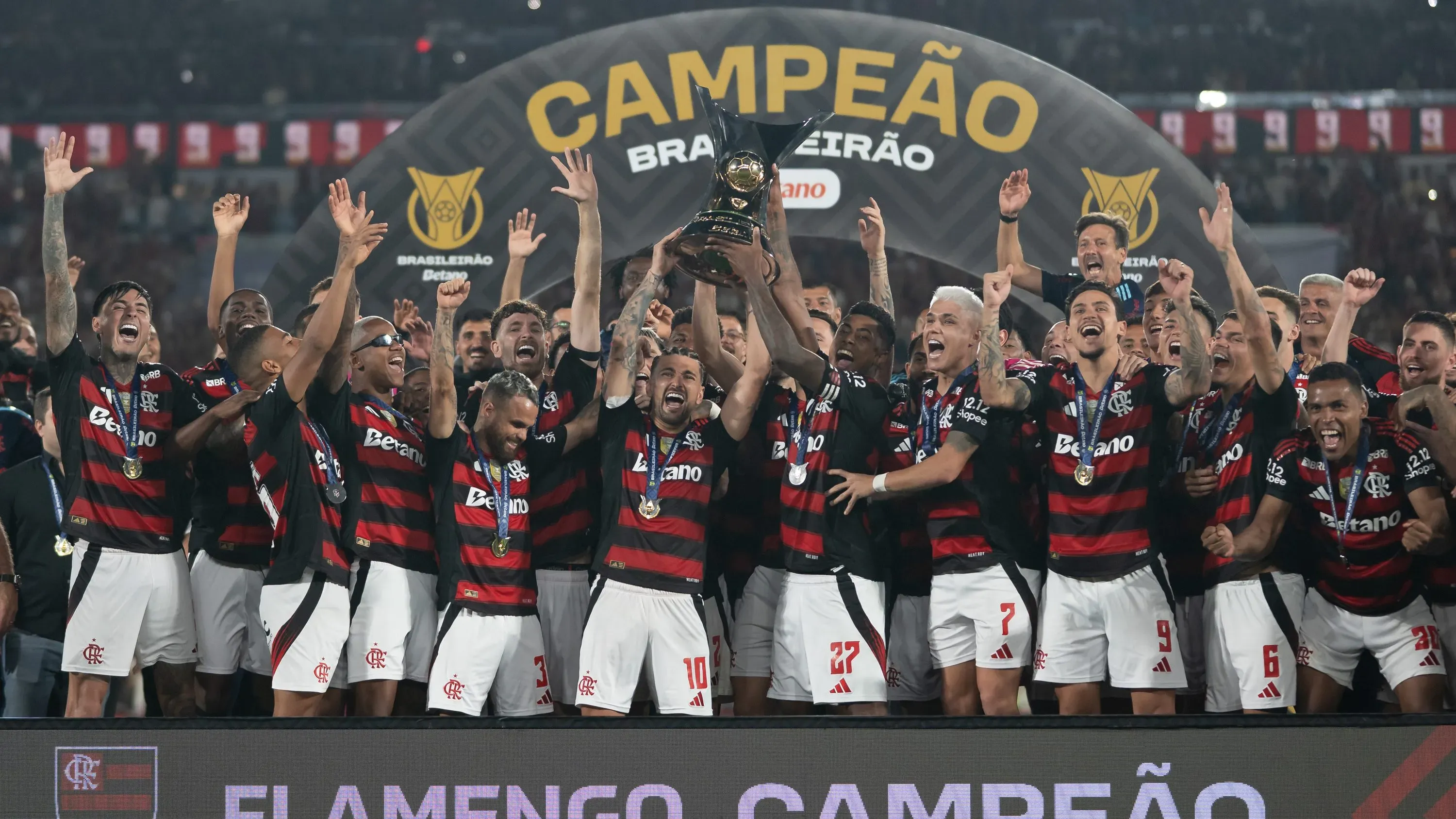 RJ – RIO DE JANEIRO – 03/12/2025 – BRASILEIRO A 2025, FLAMENGO X CEARA – Arrascaeta jogador do Flamengo levanta a taca de campeao durante cerimonia de premiacao ao final da partida contra o Ceara no estadio Maracana pela decisao do campeonato Brasileiro A 2025. Foto: Jorge Rodrigues/AGIF