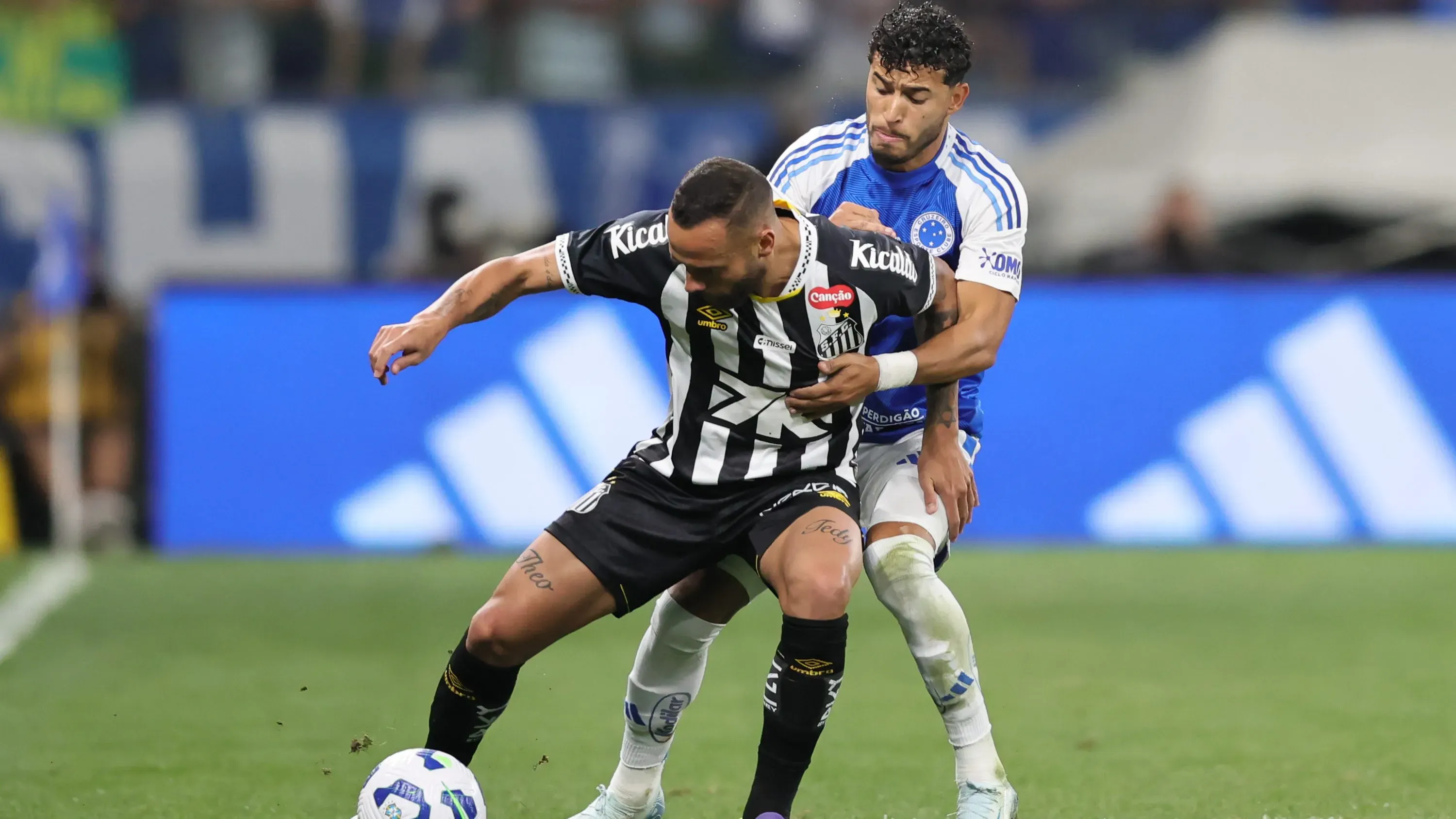 Willian jogador do Cruzeiro disputa lance com Guilherme jogador do Santos durante partida no estadio Mineirao pelo campeonato Brasileiro A 2025. Foto: Gilson Lobo/AGIF