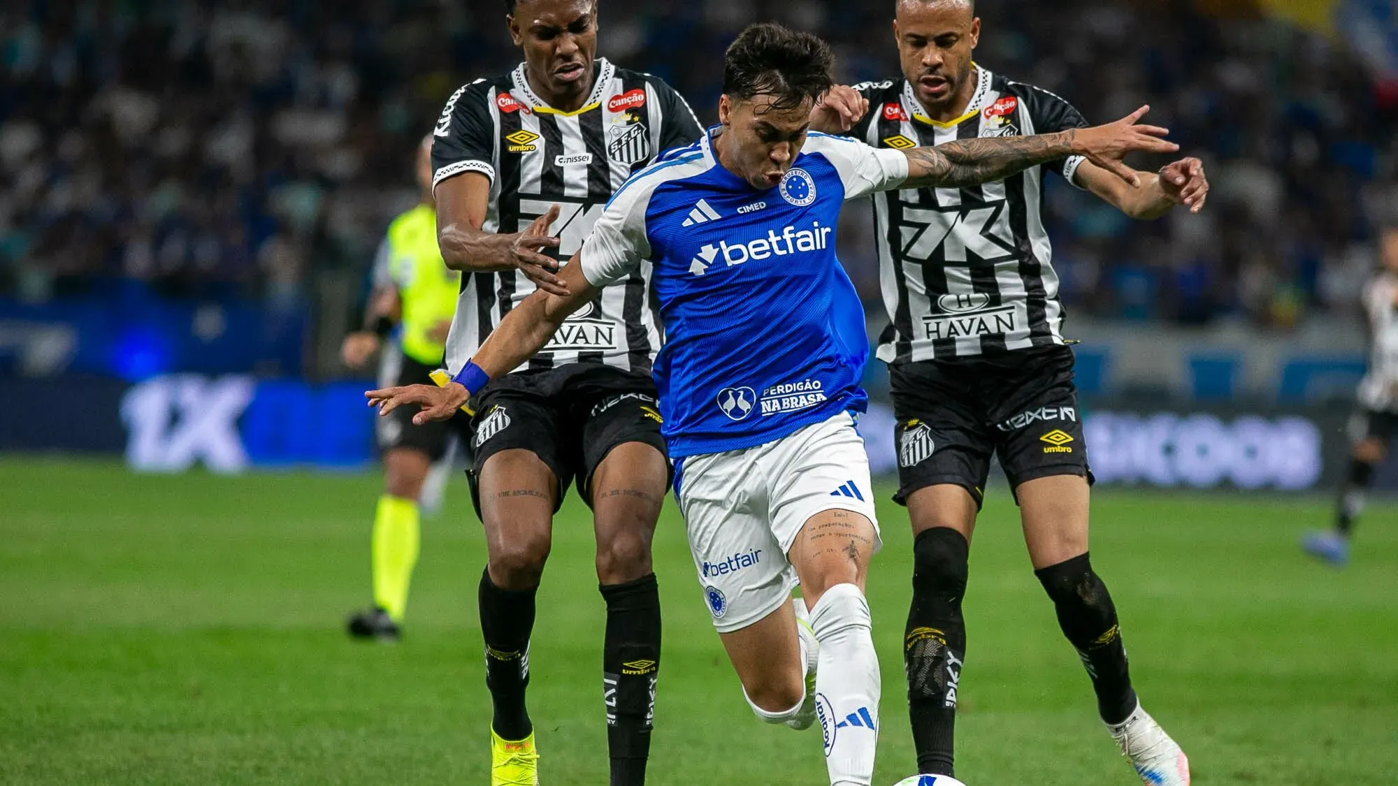 Kaio Jorge, jogador do Cruzeiro, durante partida contra o Santos no estadio Mineirao pelo campeonato Brasileiro A 2025. Foto: Fernando Moreno/AGIF
