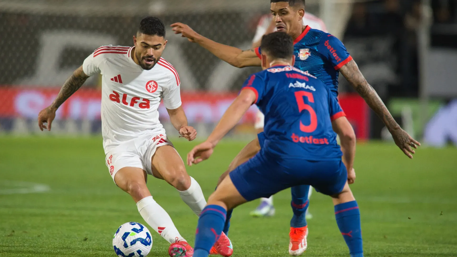Internacional encara o RB Bragantino no Beira-Rio – Foto: Anderson Romão/AGIF