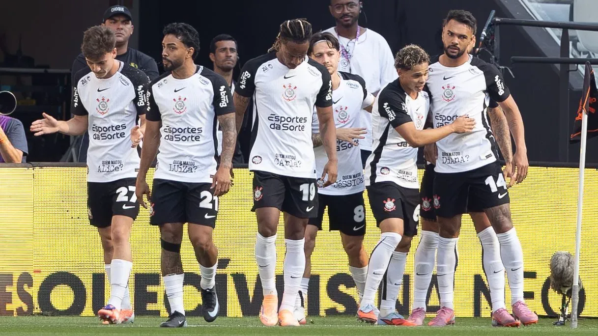 Jogadores do Corinthians comemoram seu gol durante partida contra o Botafogo no estadio Arena Corinthians pelo campeonato Brasileiro A 2025. Foto: Joisel Amaral/AGIF