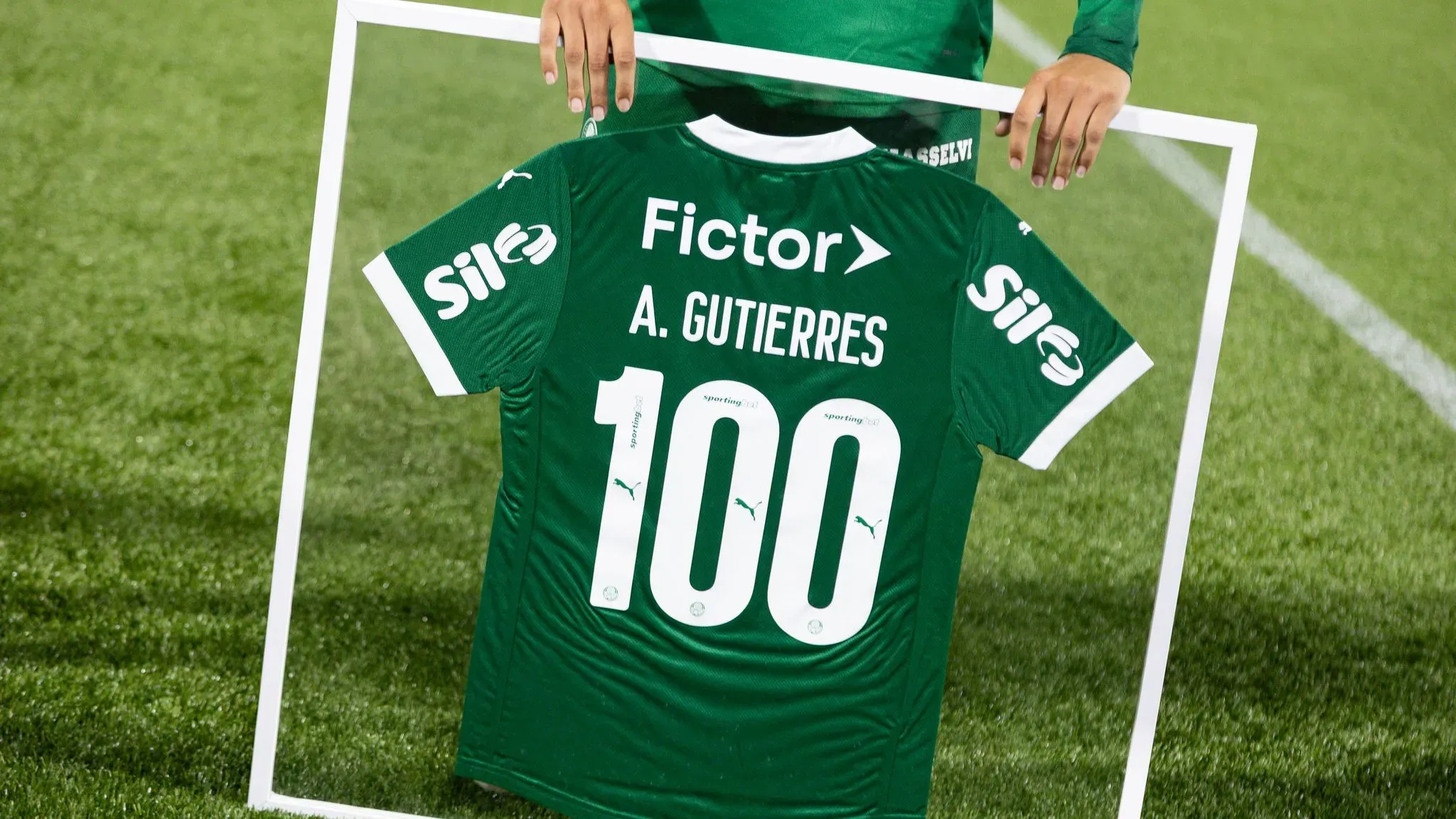 Amanda Gutierres recebe homenagem do Palmeiras