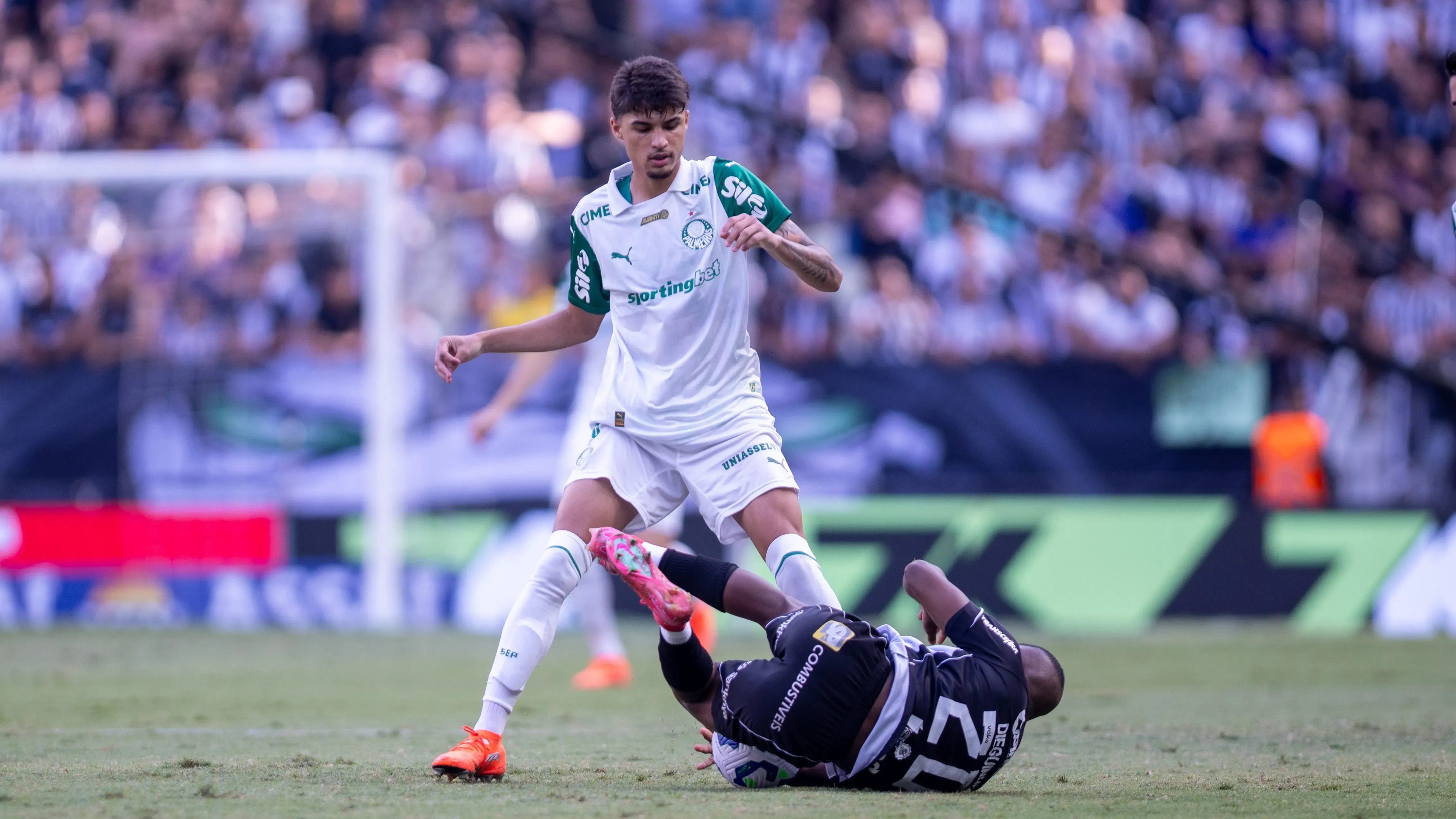 Larson durante partida contra o Ceará na Arena Castelão. Foto: Baggio Rodrigues/AGIF
