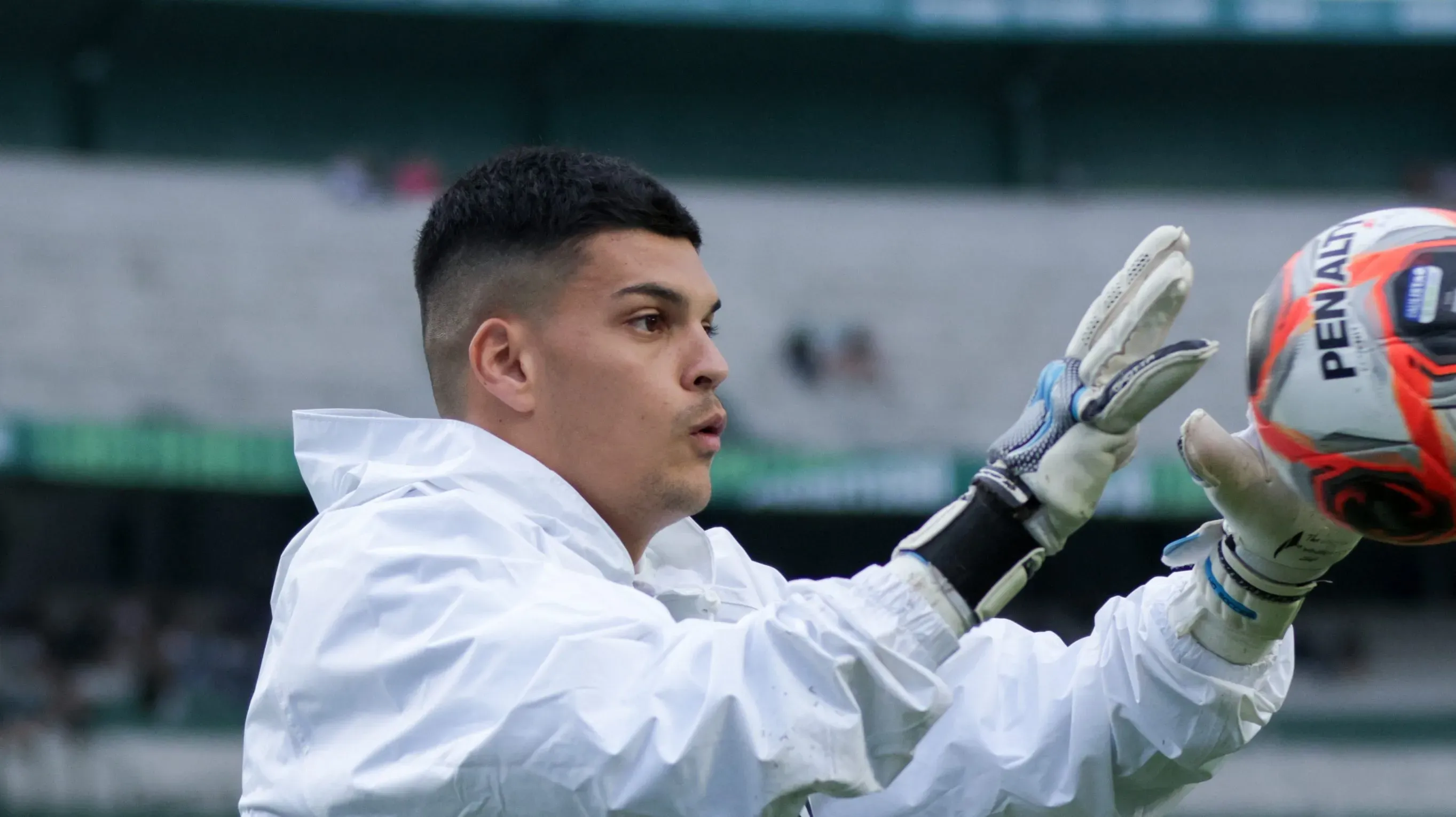 PR – CURITIBA – 16/03/2025 – AMISTOSO, CORITIBA X SANTOS – GABRIEL BRAZAO jogador do Santos durante aquecimento antes da partida contra o Coritiba no estadio Couto Pereira pelo campeonato Amistoso. Foto: Robson Mafra/AGIF