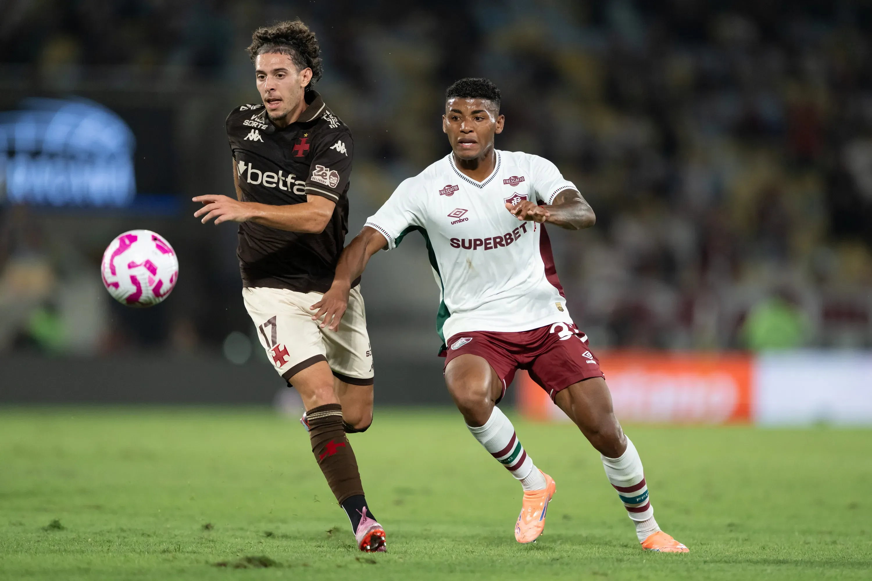 Nuno Moreira jogador do Vasco disputa lance com Hercules jogador do Fluminense durante partida no estadio Maracana pelo campeonato Brasileiro A 2025. Foto: Jorge Rodrigues/AGIF
