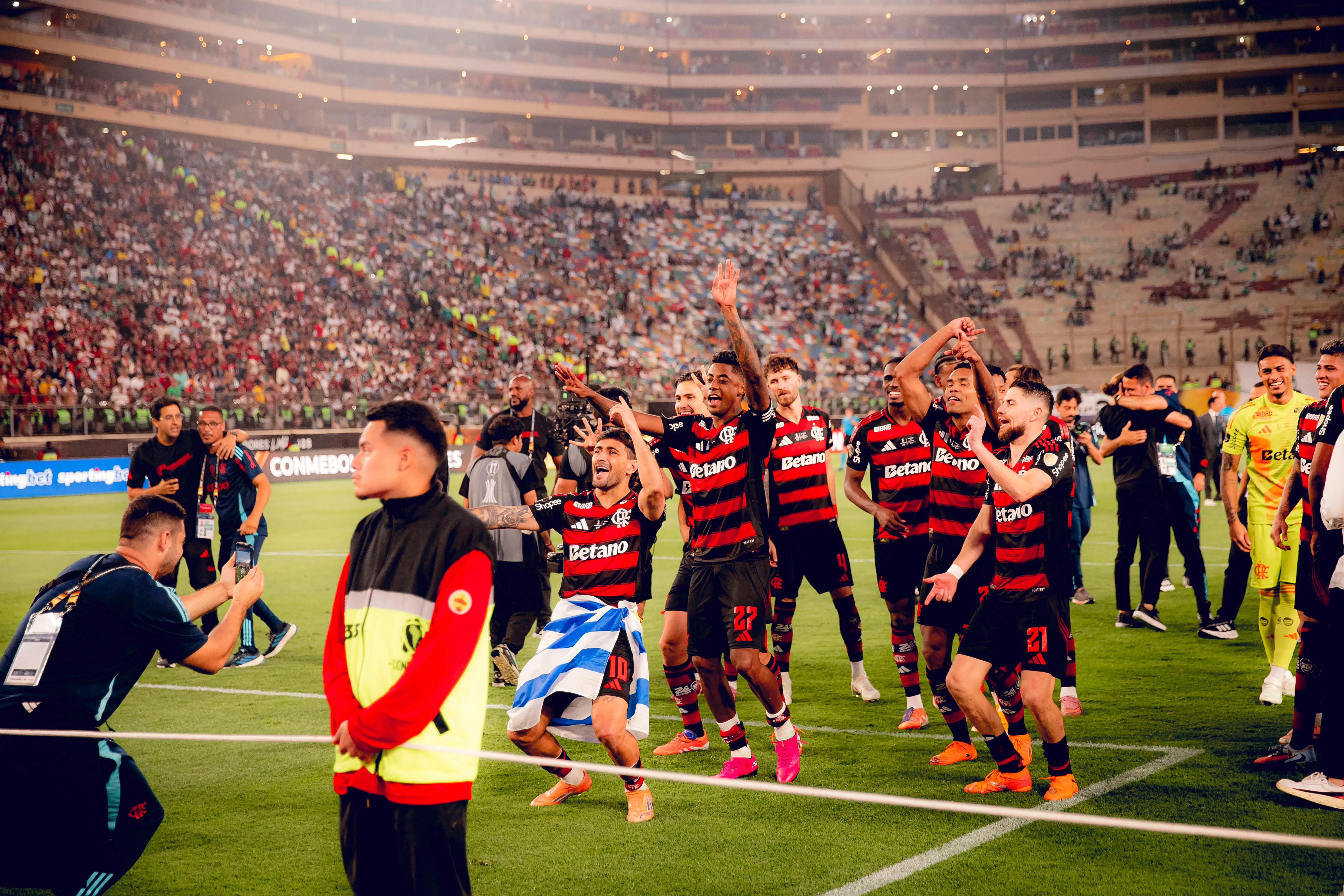 Jogadores do Flamengo comemoram a Libertadores. Foto: Adriano Fontes/Flamengo