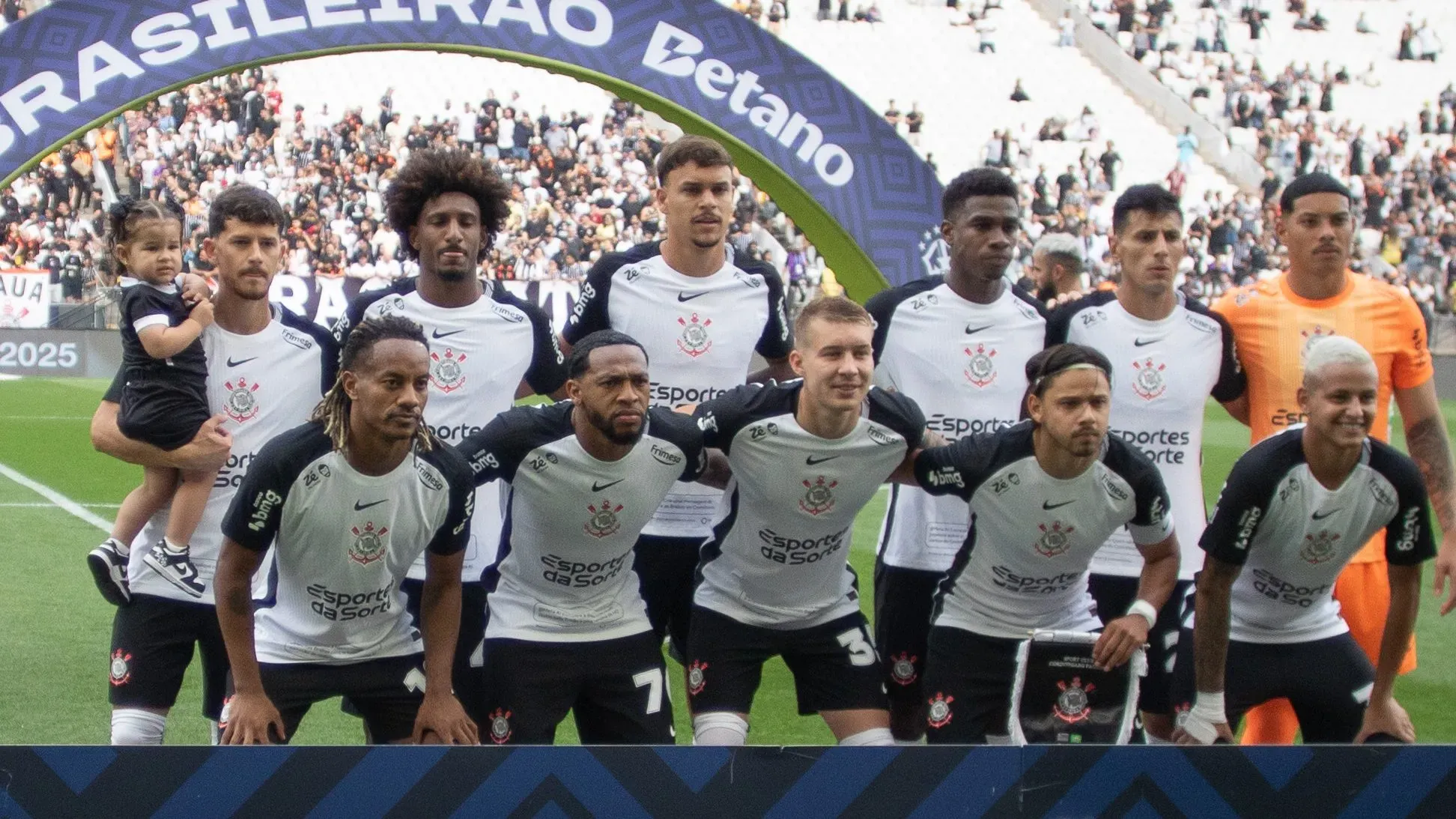 Jogadores do Corinthians posam para foto antes na partida contra Juventude no estadio Arena Corinthians pelo campeonato Brasileiro A 2025. Foto: Joisel Amaral/AGIF