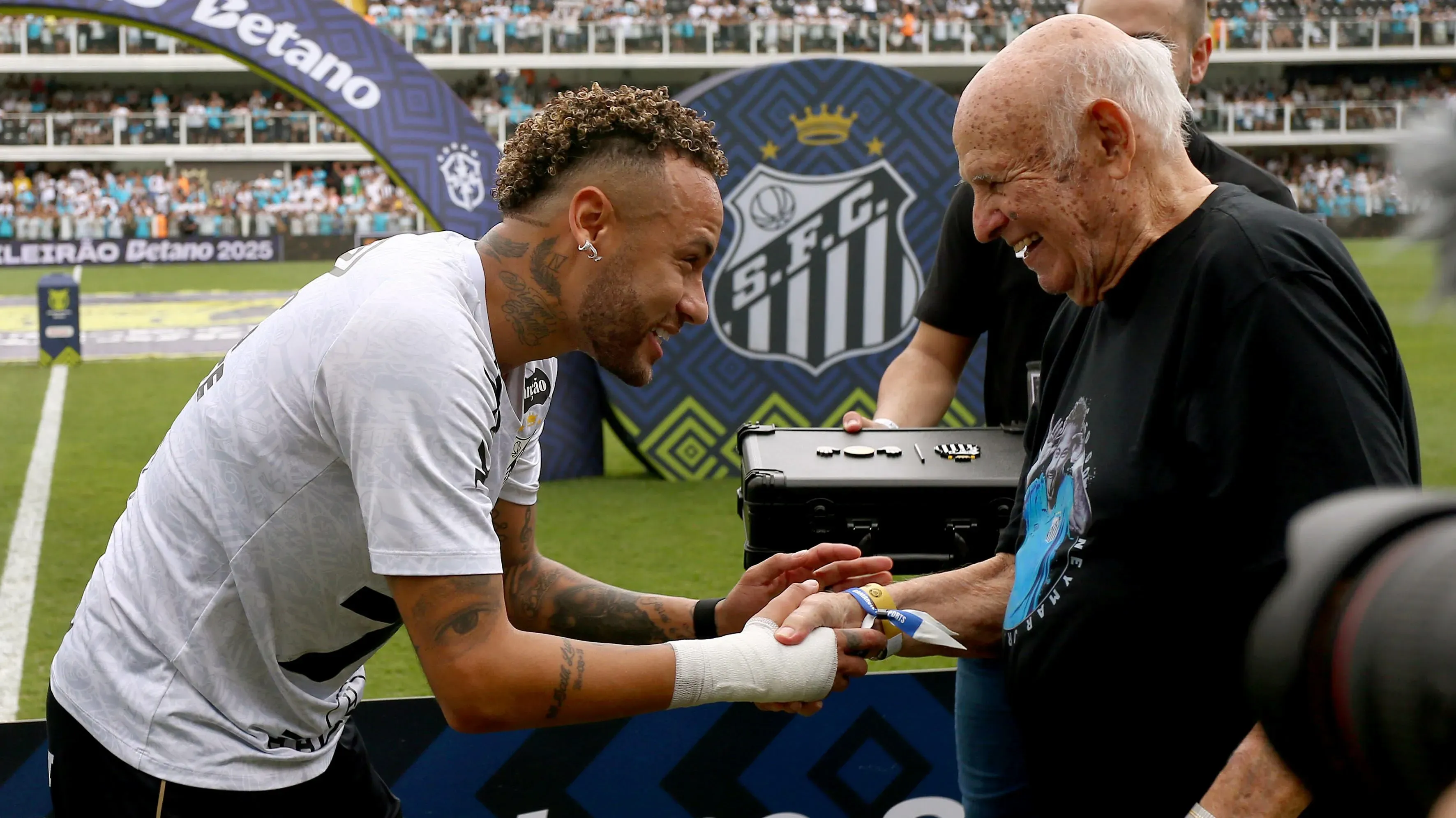 SP – SANTOS – 07/12/2025 – BRASILEIRO A 2025, SANTOS X CRUZEIRO – Neymar Jr recebe homenagem do Santos no estadio Vila Belmiro pelo campeonato Brasileiro A 2025(junto com PEPE)
. Foto: Mauricio De Souza/AGIF