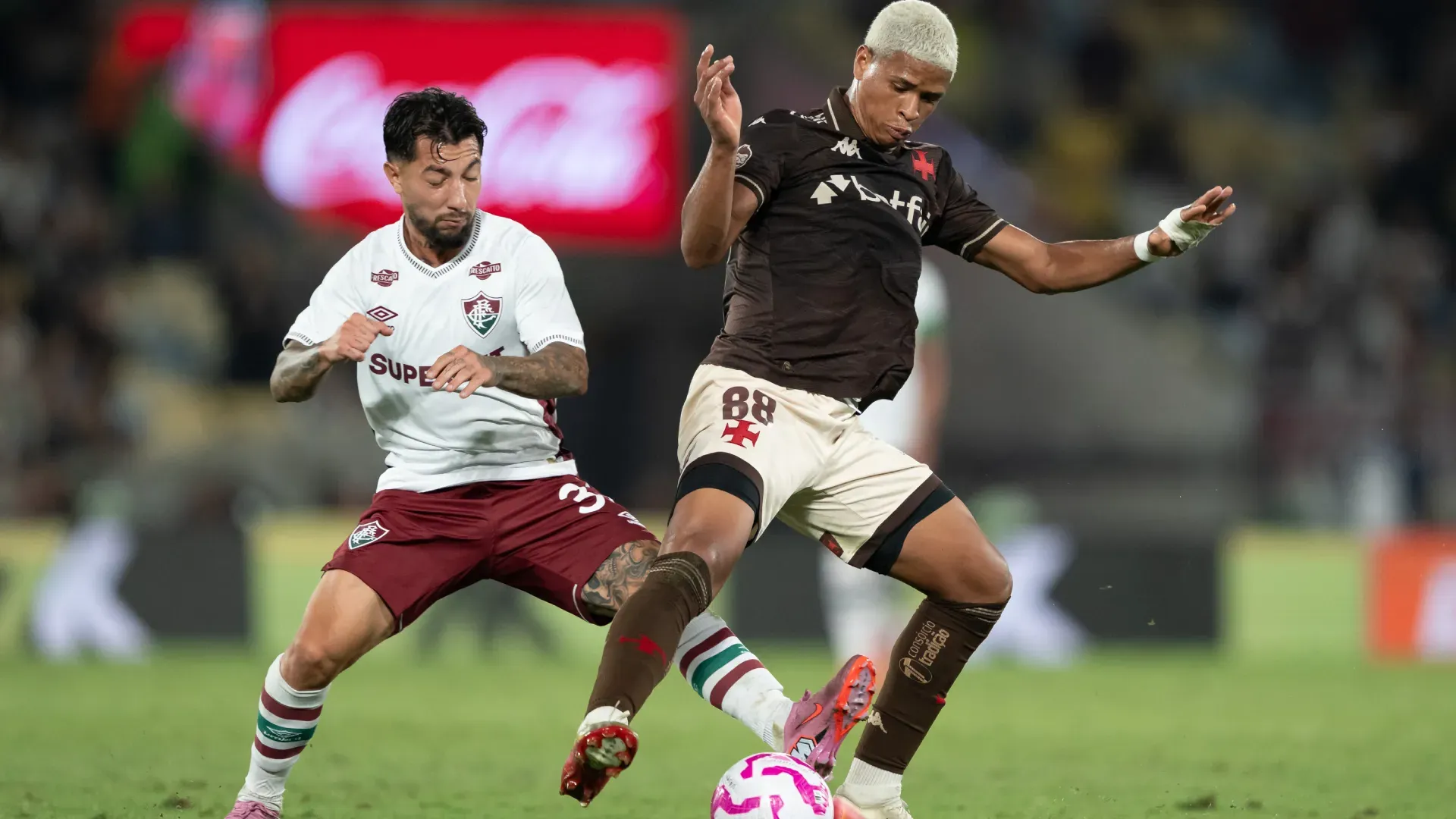 Barros e Lucho Acosta durante o último duelo entre os cariocas – Foto: Jorge Rodrigues/AGIF