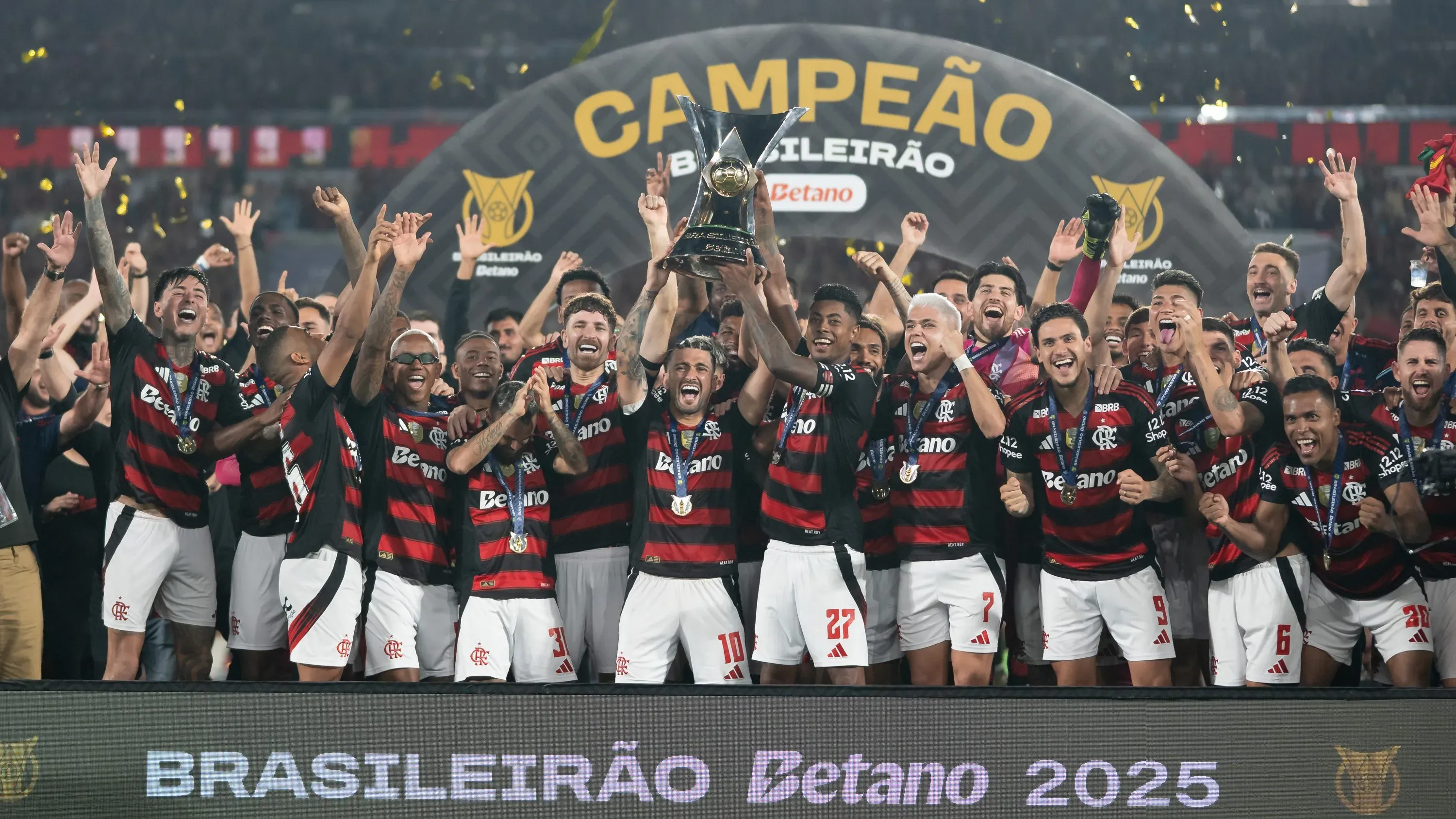 Elenco do Flamengo durante comemoração do título do Campeonato Brasileiro – Foto: Jorge Rodrigues/AGIF