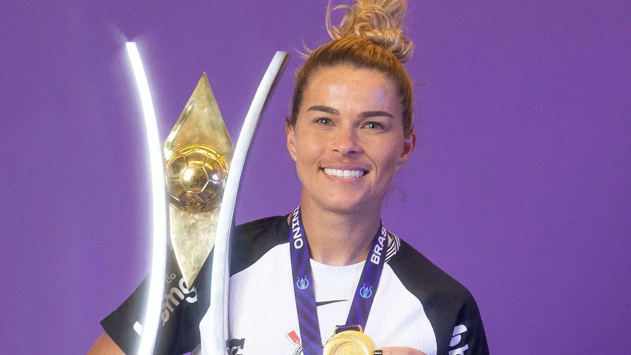 Tamires, jogadora do Corinthians, com taça do Brasileirão Feminino
