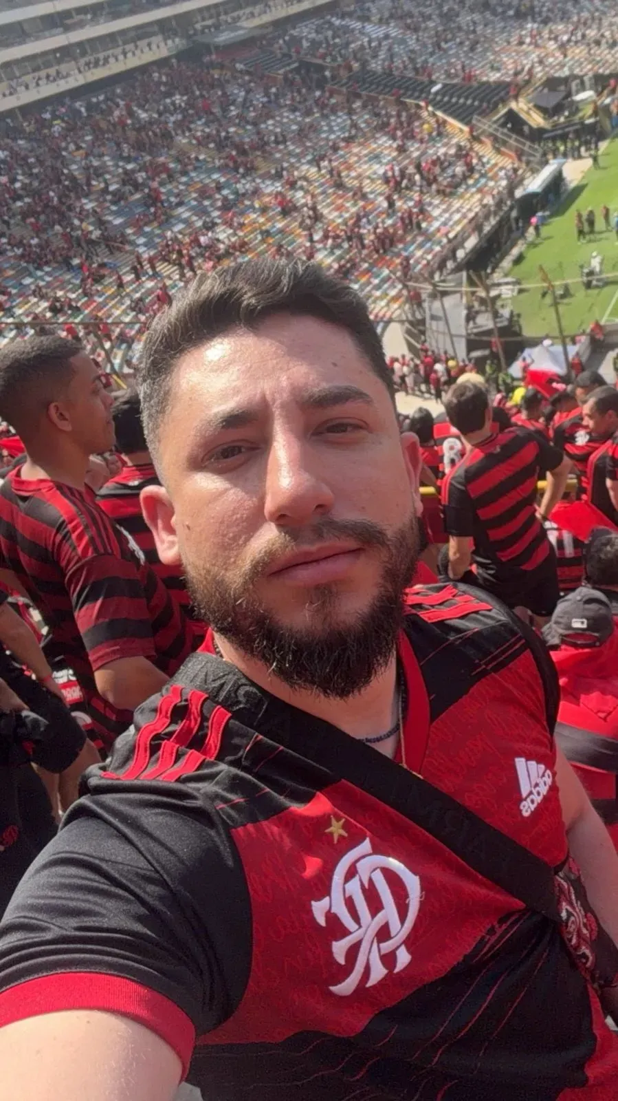 Romário Júnior, autor da publicação, no estádio Monumental, em Lima, na final da Libertadores 2025