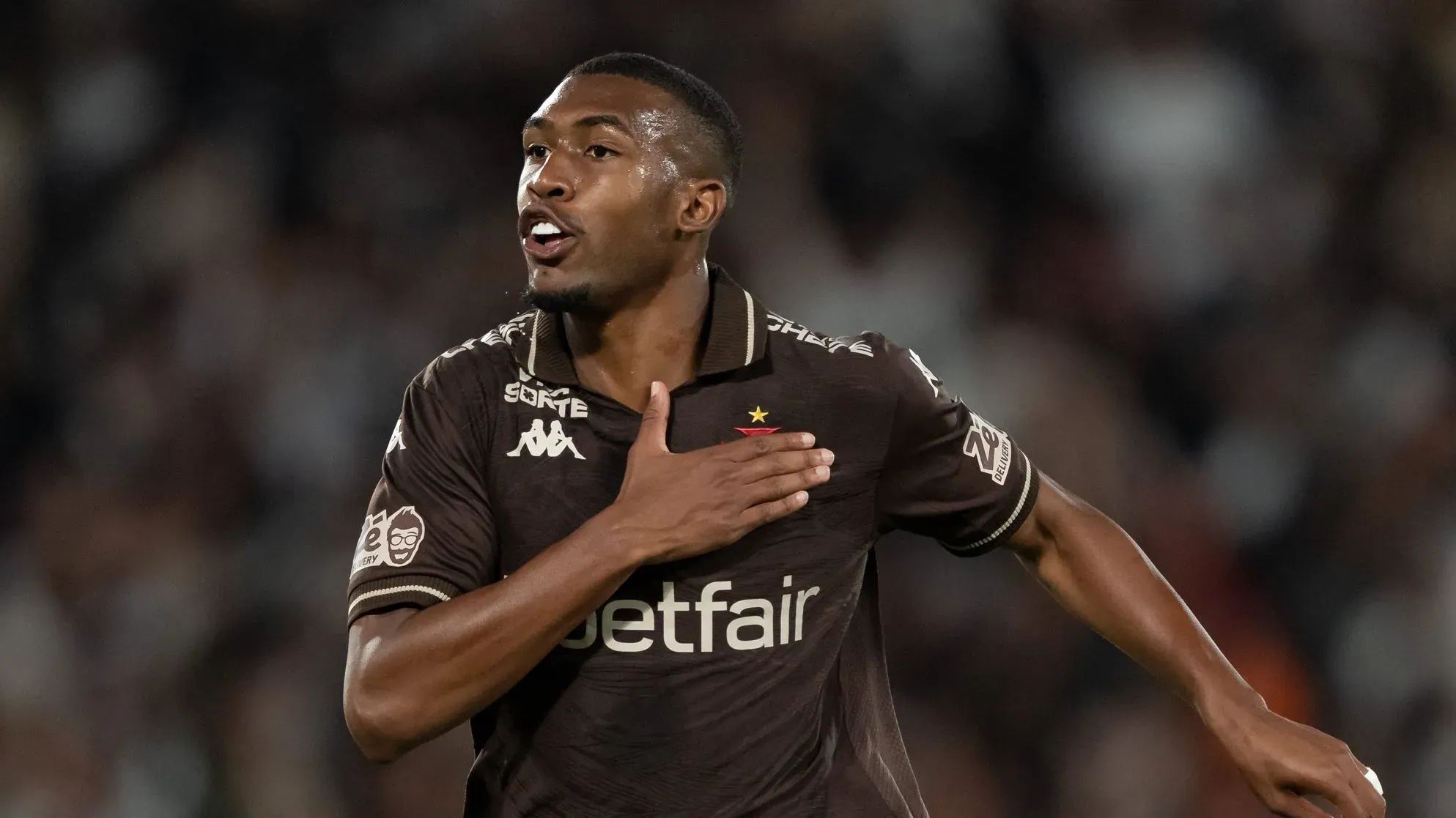 Rayan jogador do Vasco comemora seu gol durante partida contra o Fluminense – Foto: Jorge Rodrigues/AGIF
