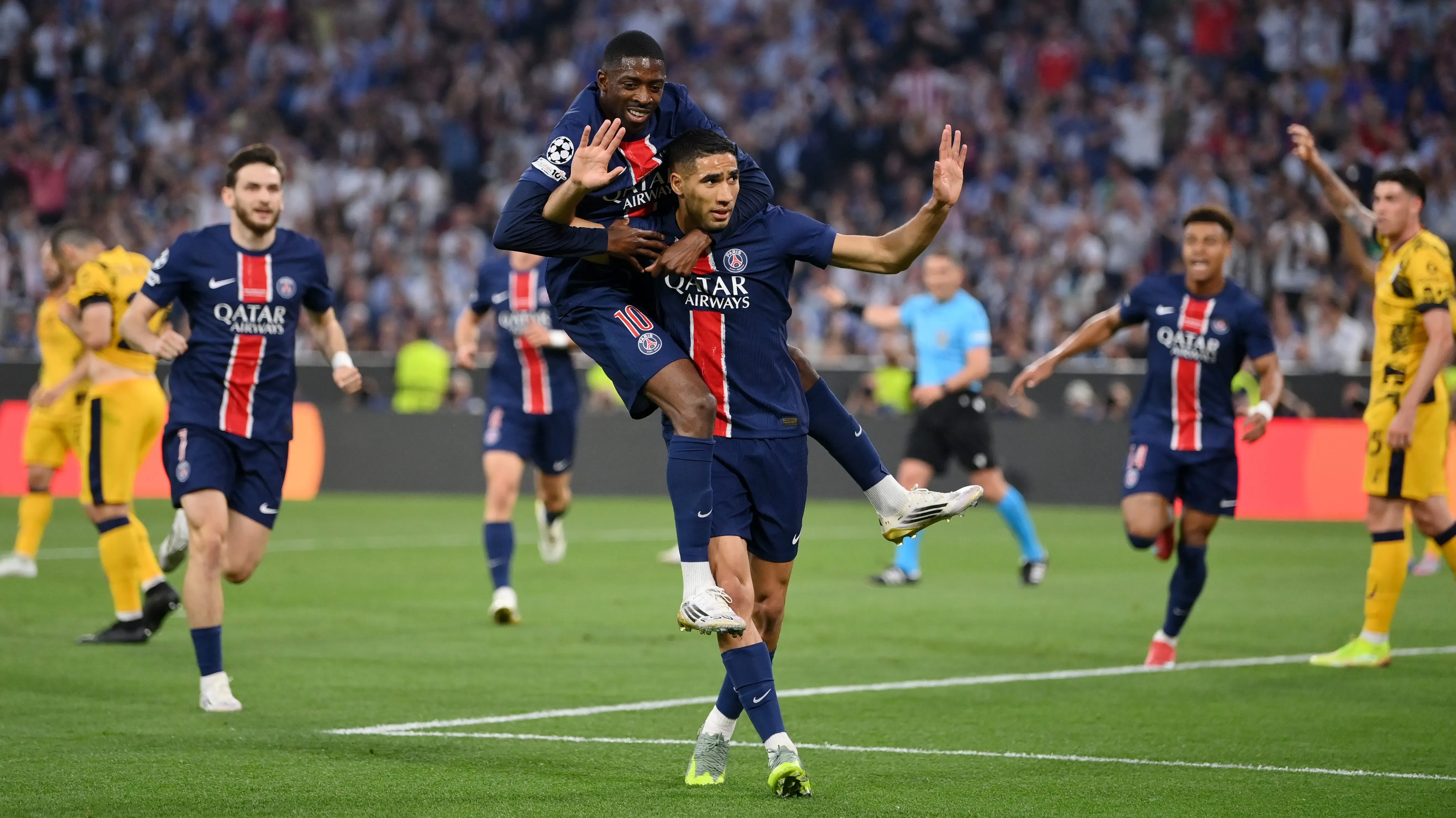 Hakimi e Demélé comerando pelo PSG. (Photo by Justin Setterfield/Getty Images)