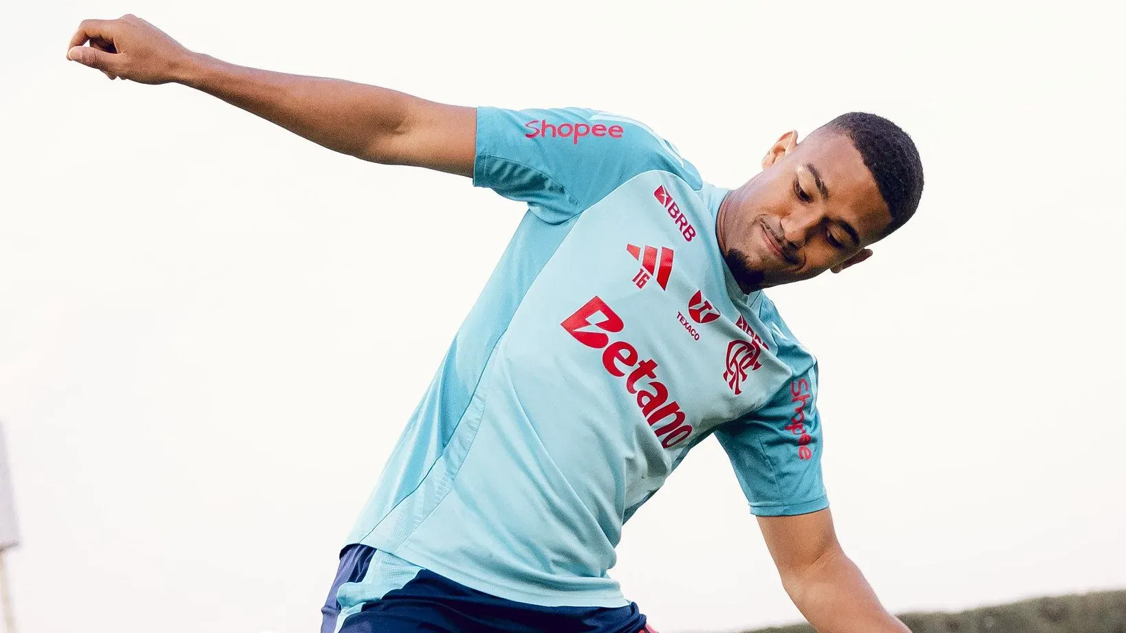 Samuel Lino durante treinamento em Doha, no Catar – Foto:Adriano Fontes/Flamengo