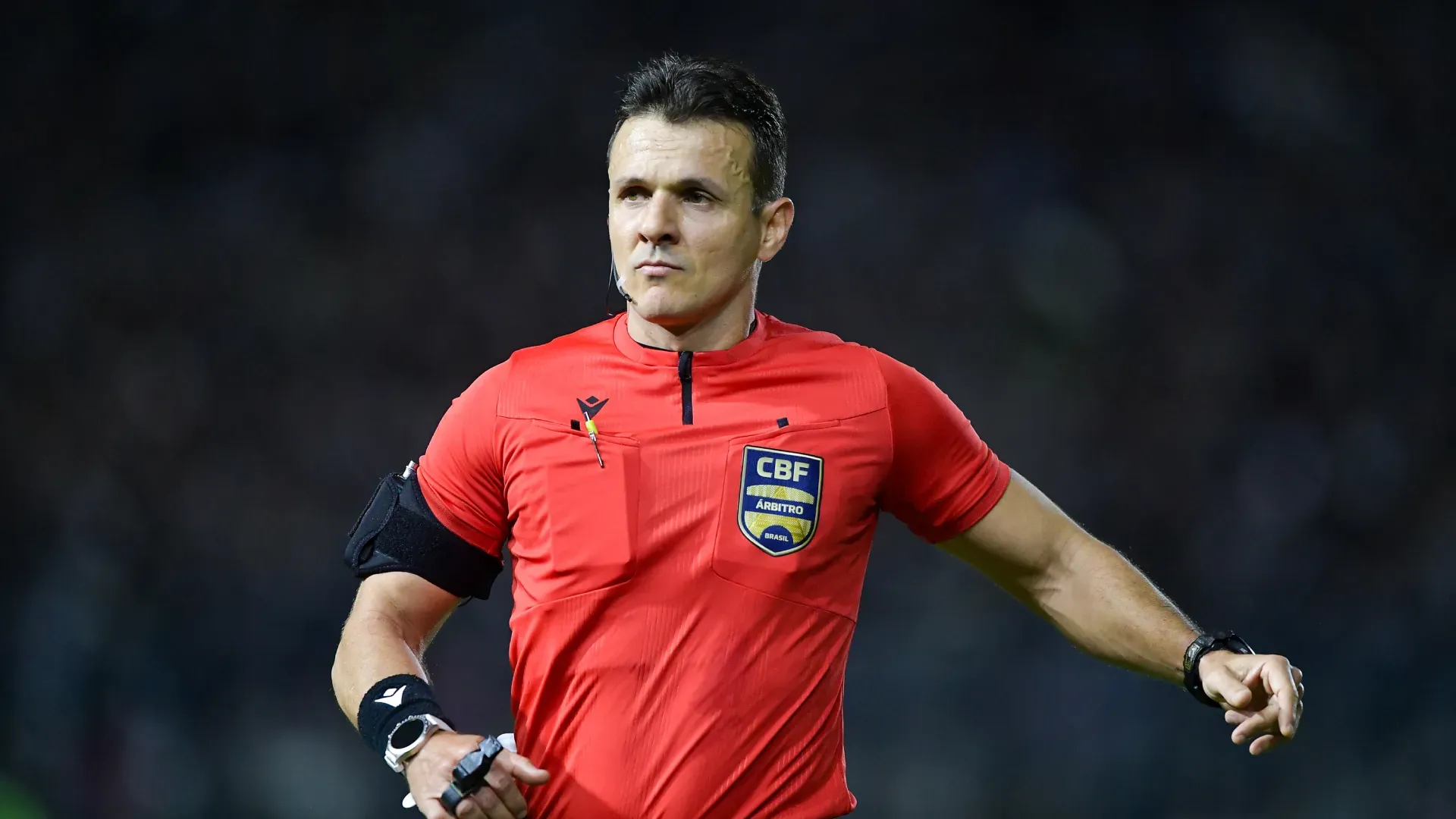 Caio Max Augusto foi eleito o melhor árbitro de vídeo em 2025 – Foto: Thiago Ribeiro/AGIF