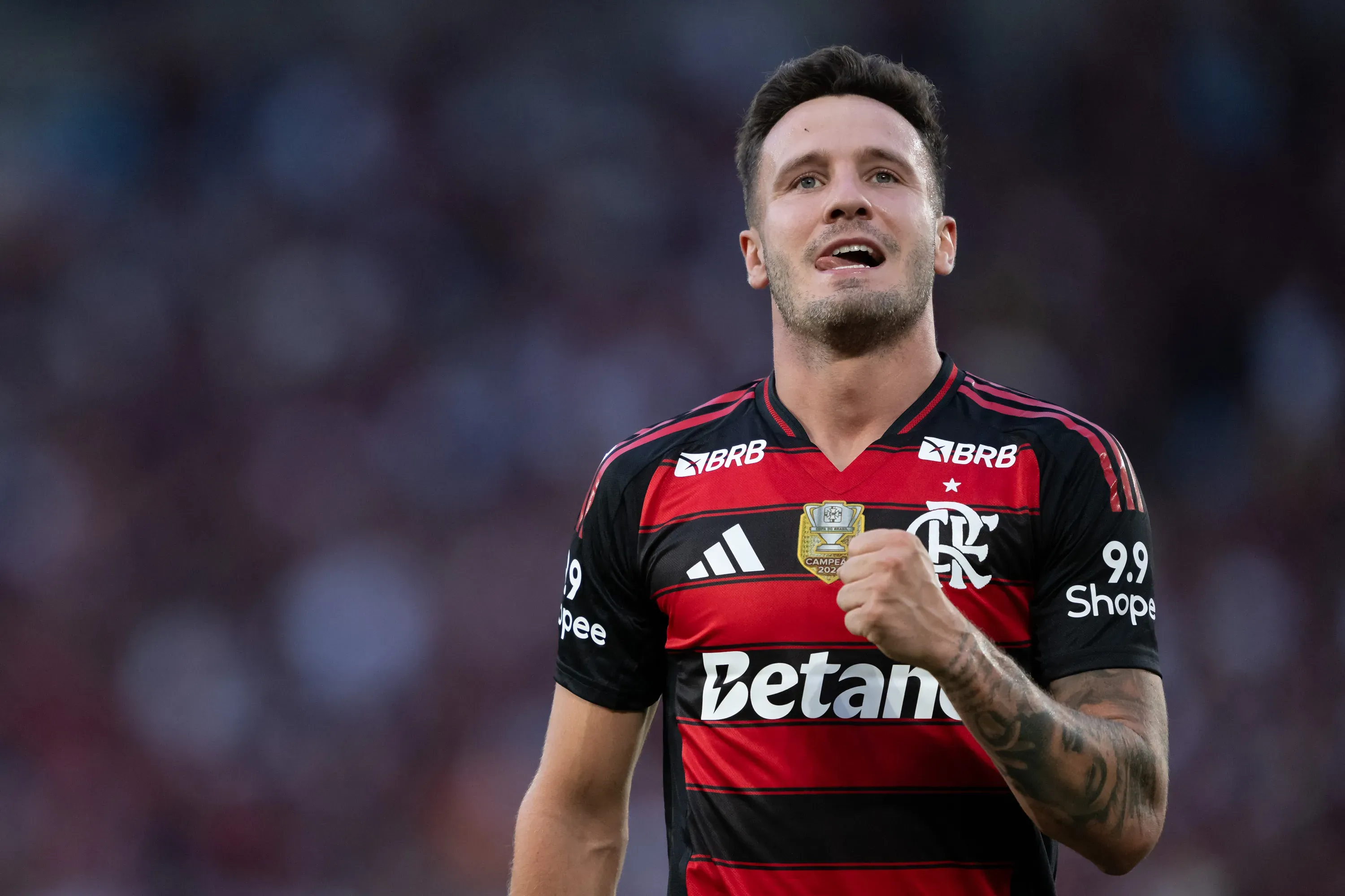 Saúl tem lidado com dores no tendão de Aquiles e Flamengo avalia cirurgia antes da temporada 2026 – Foto: Jorge Rodrigues/AGIF