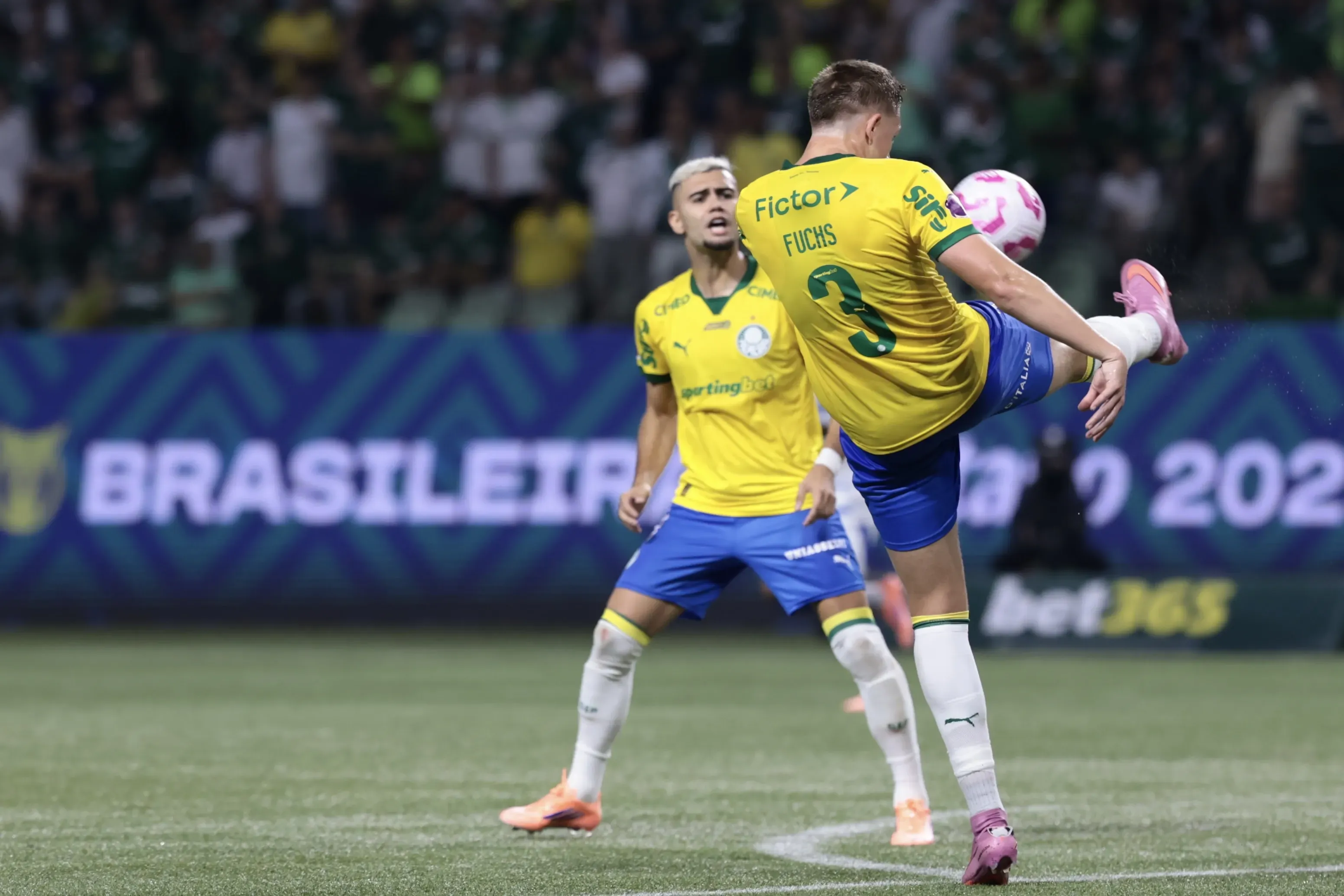 Bruno Fuchs, jogador do Palmeiras, durante partida contra o Cruzeiro no estádio Arena Allianz Parque pelo campeonato Brasileiro A 2025. Foto: Marcello Zambrana/AGIF