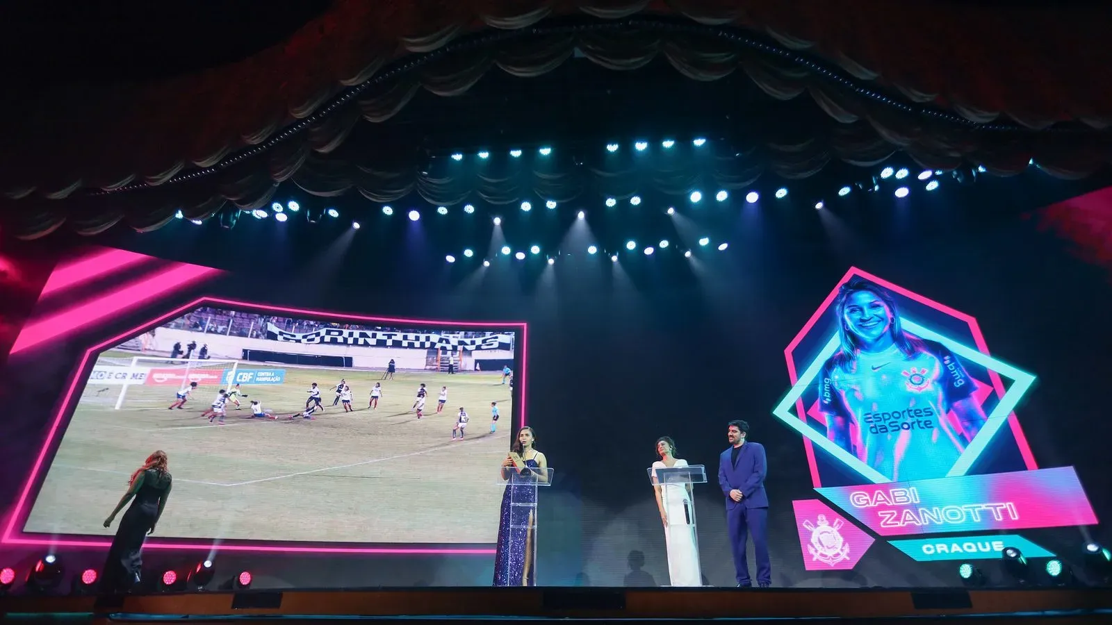 Gabi Zanotti em premiação da CBF