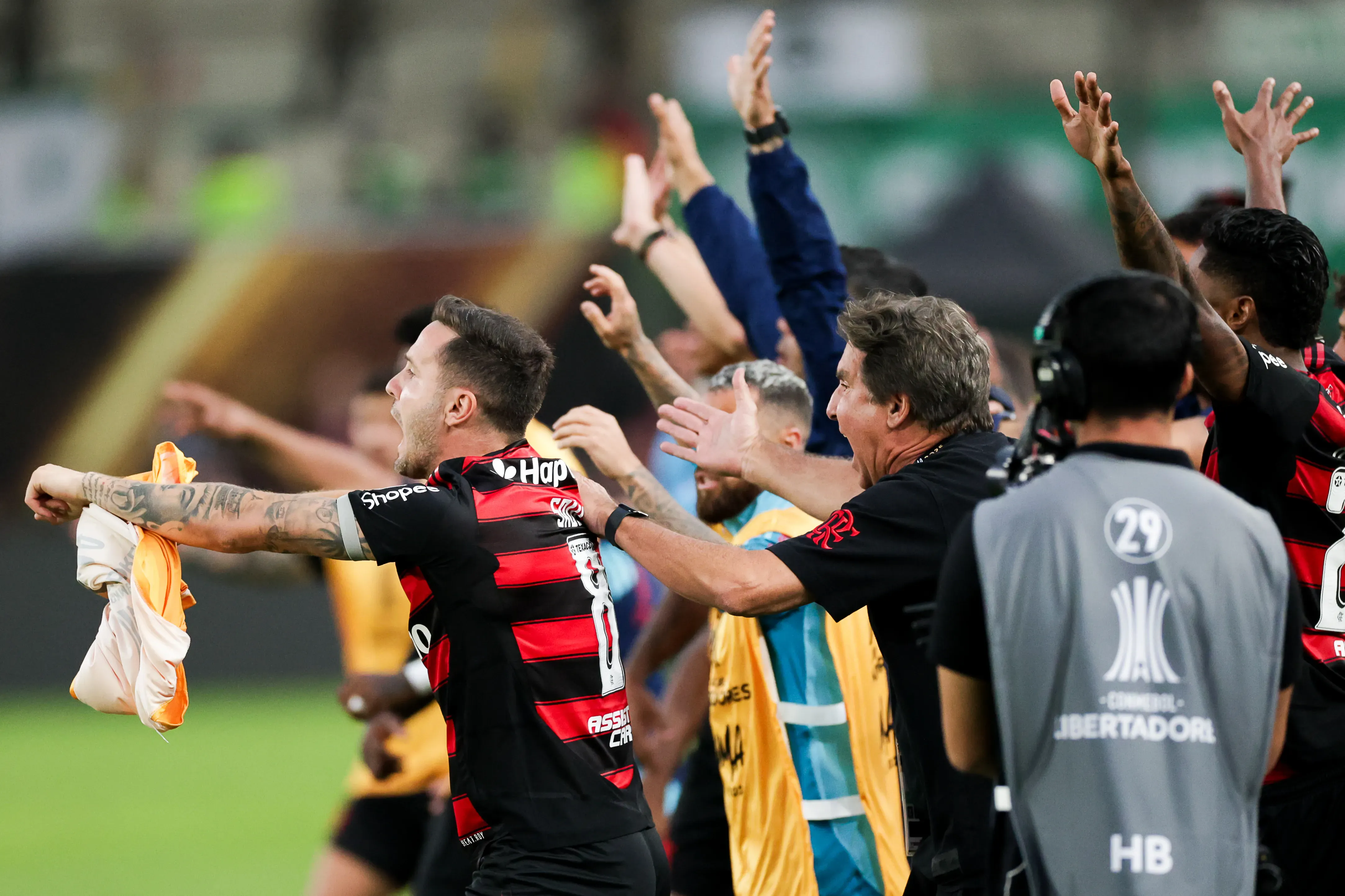 Equipe do Flamengo comemora conquista da Copa Libertadores. Fotos: Gilvan de Souza/Flamengo