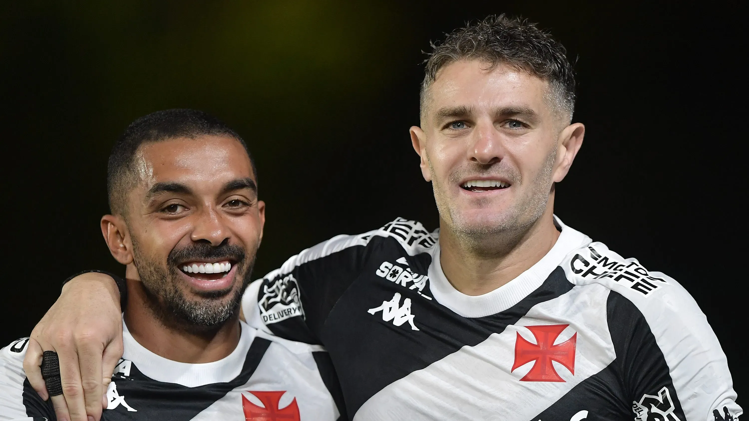 Paulo Henrique e Vegetti. Foto: Thiago Ribeiro/AGIF