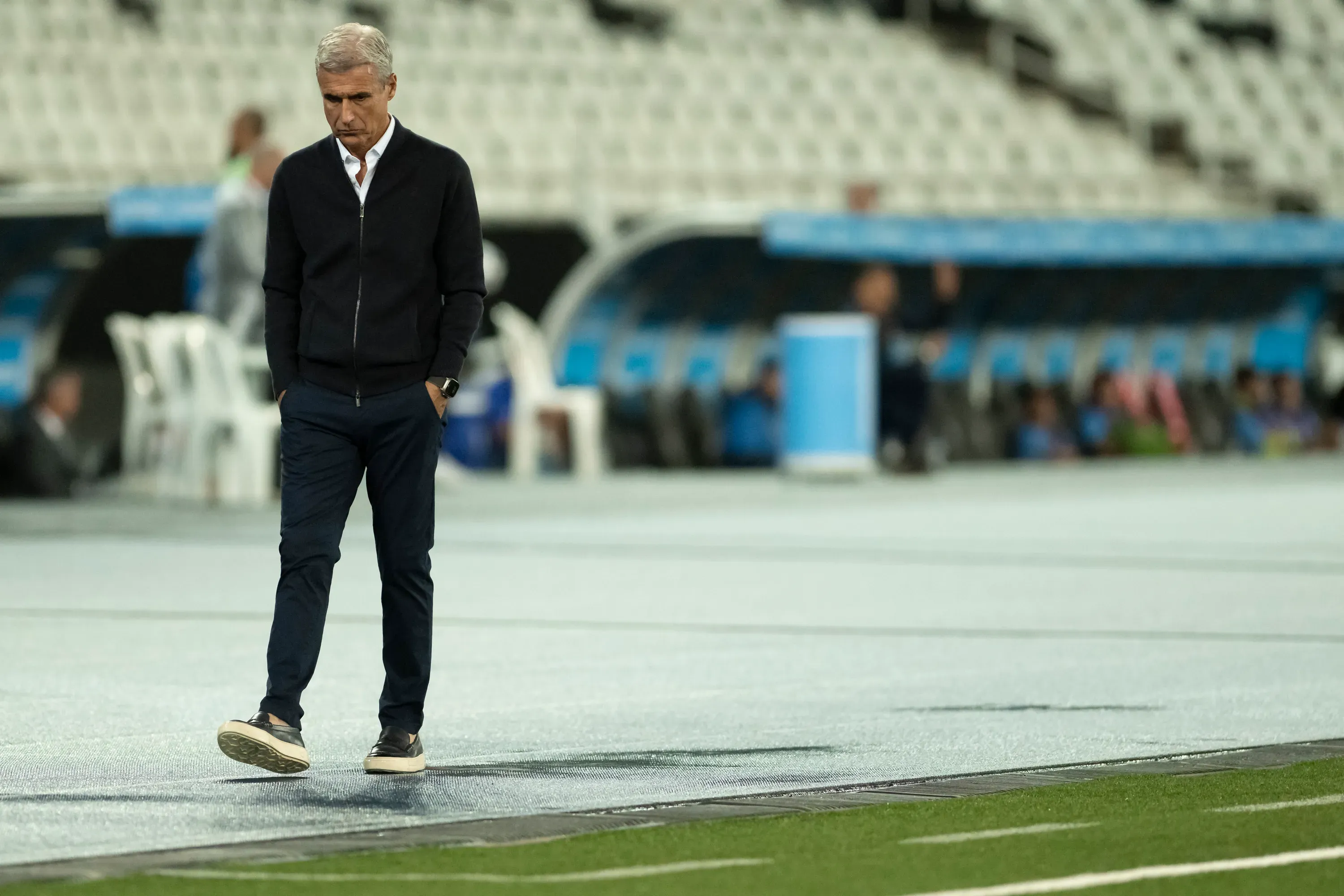 Luis Castro, ex tecnico do Botafogo durante partida contra o Magallanes no estadio Engenhao pelo campeonato Copa Sul-Americana 2023. Foto: Jorge Rodrigues/AGIF