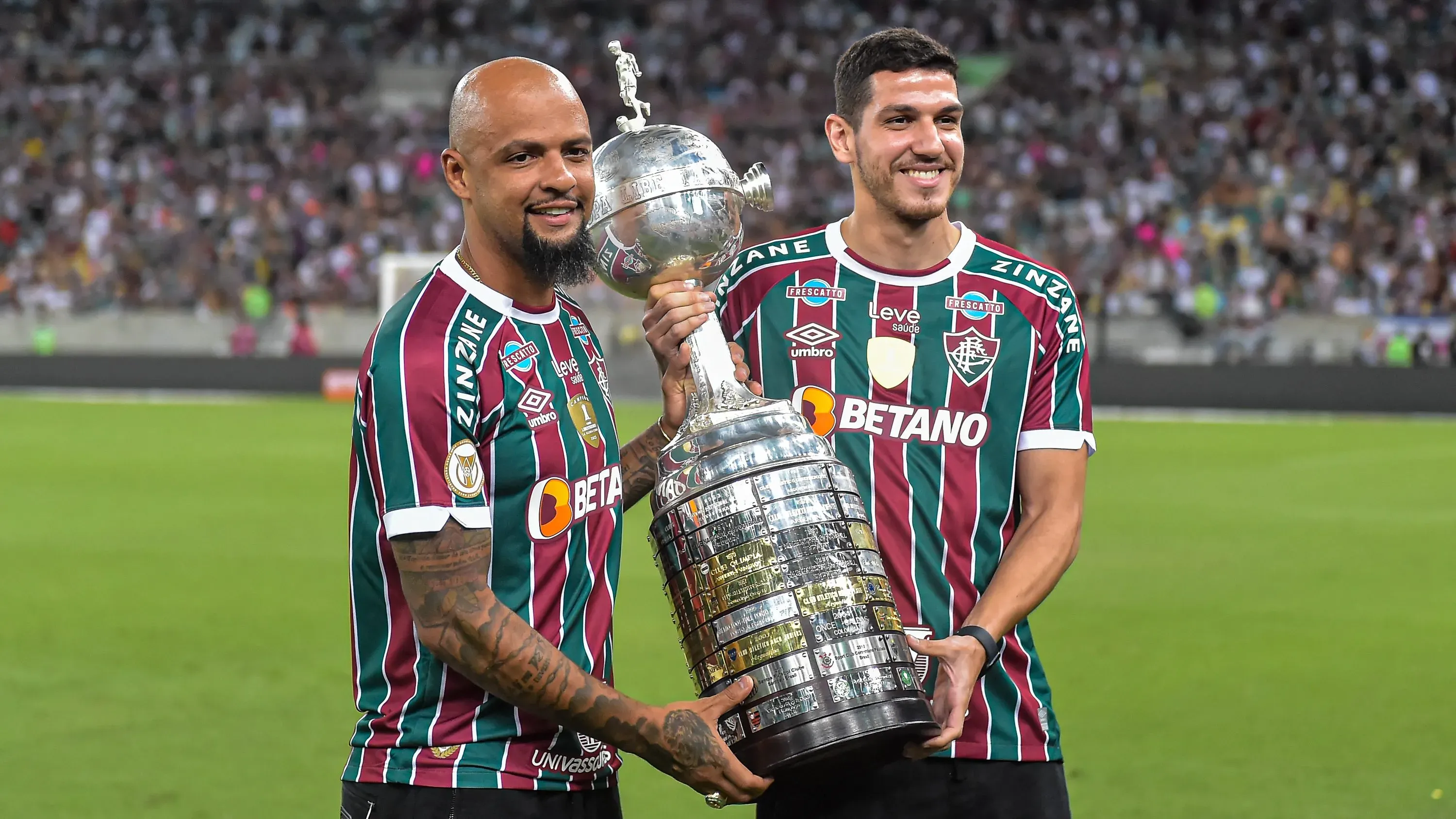 Nino e Felipe Melo com a Taça daLibertadores da América conquistada em 2023. Foto: Thiago Ribeiro/AGIF