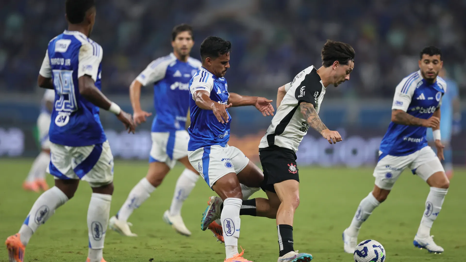 Rodrigo Garro durante Cruzeiro x Corinthians, pelo Brasileirão – Foto: Gilson Lobo/AGIF