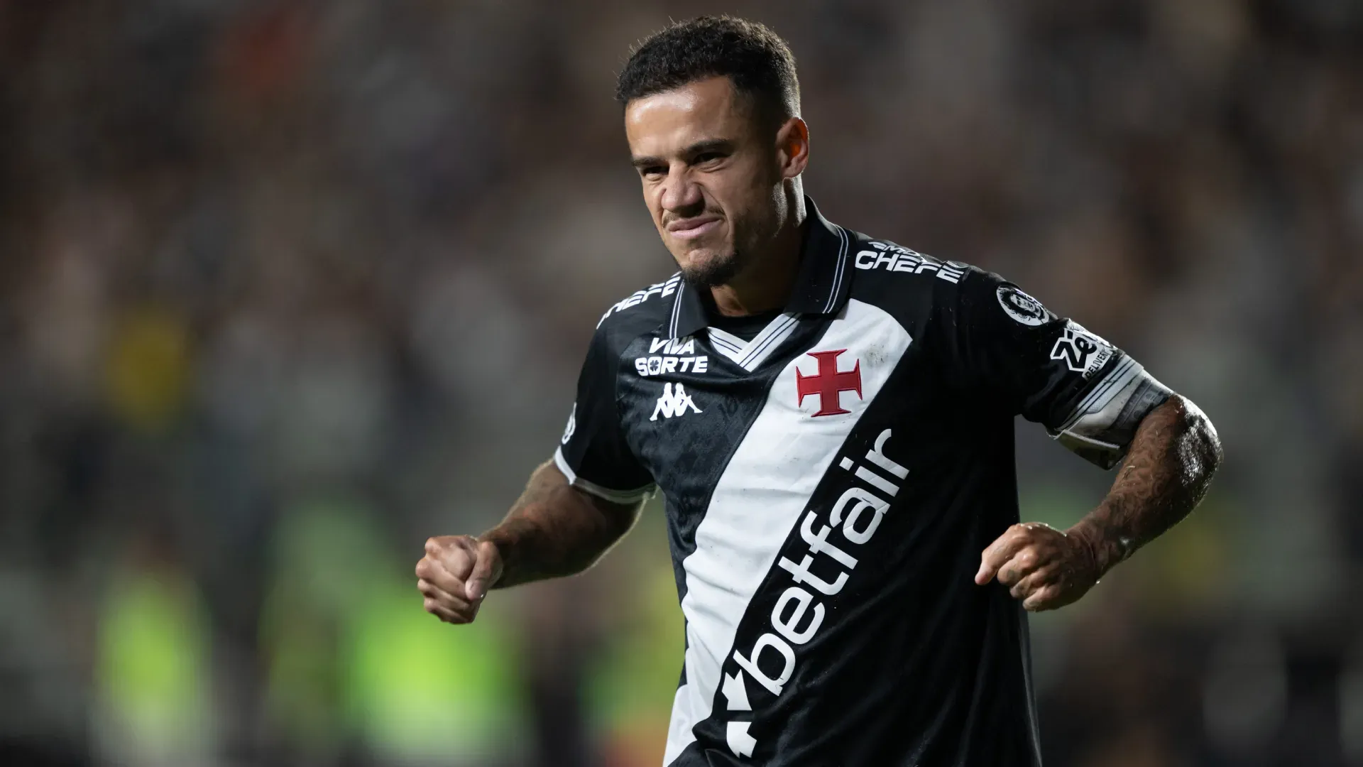 Coutinho vibrando após marcar pelo Vasco – Foto: Jorge Rodrigues/AGIF