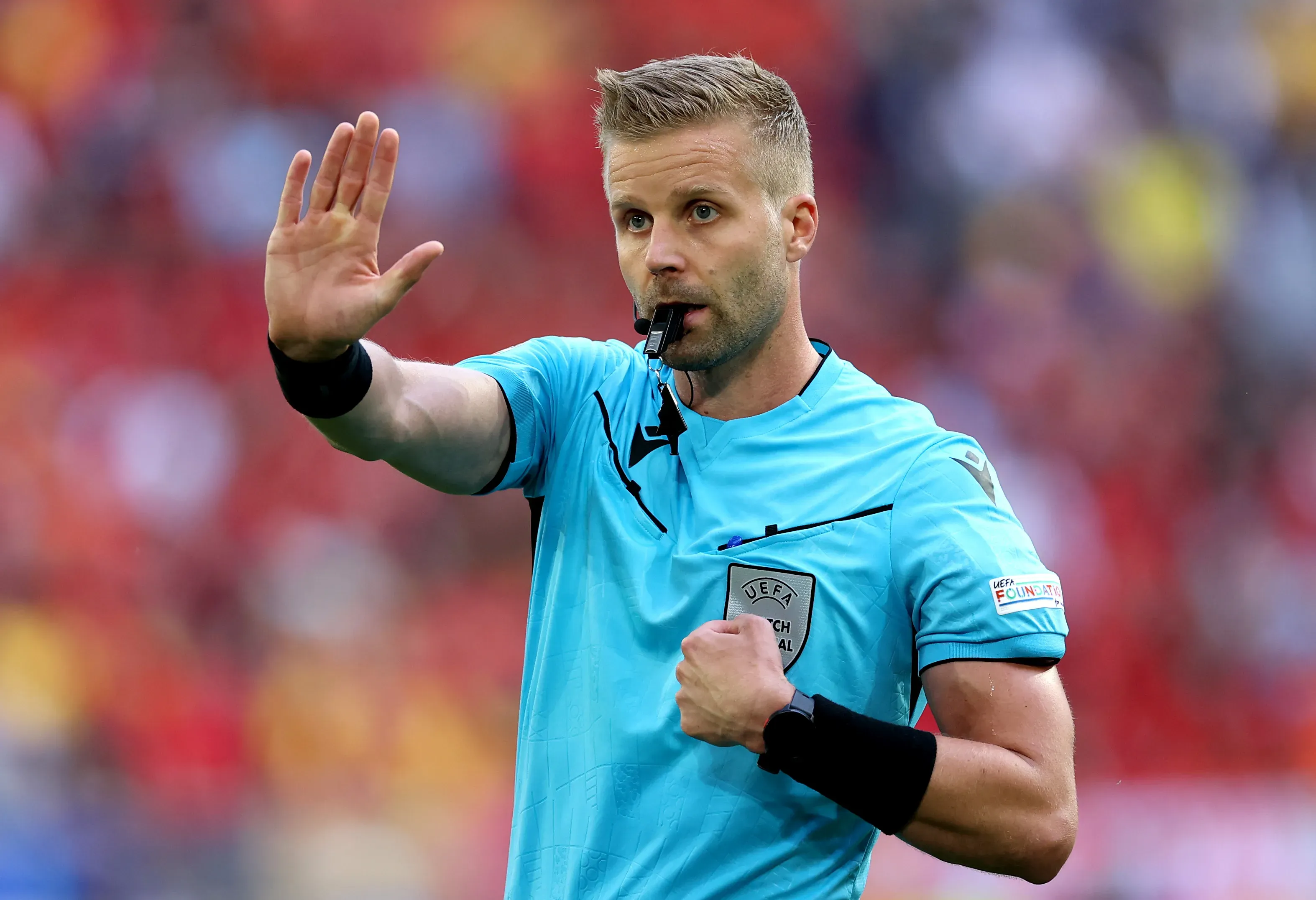 Árbitro Glenn Nyberg. (Photo by Carl Recine/Getty Images)