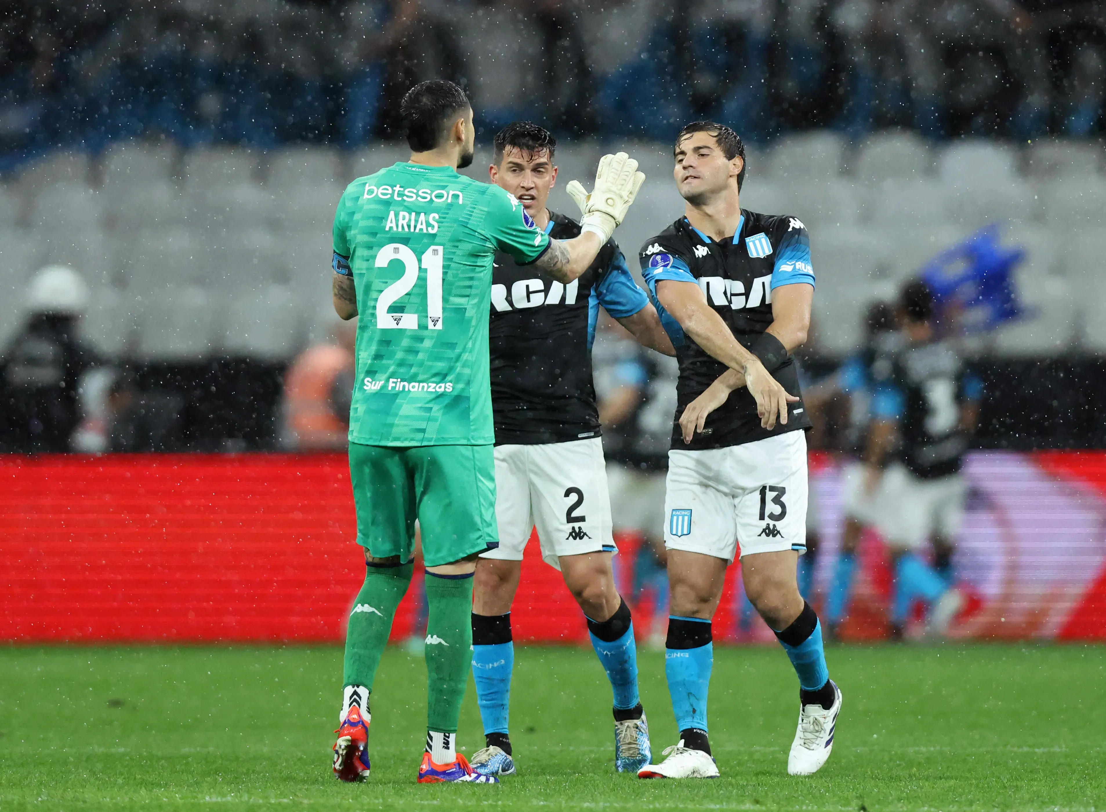 Martirena e Santiago Sosa (os dois de frente), ambos do Racing, interessam ao Galo – Foto: Alexandre Schneider/Getty Images