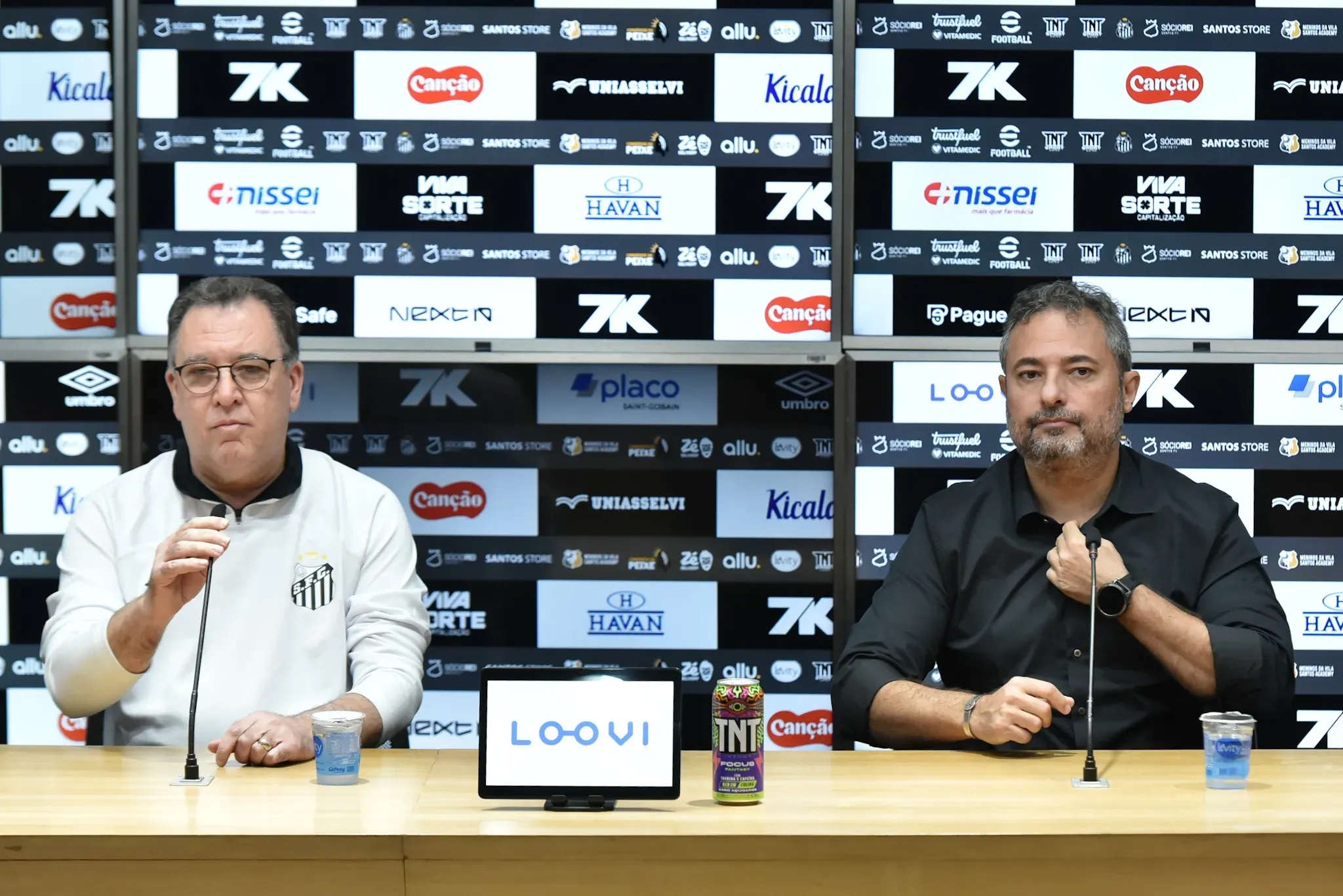 Alexandre Mattos ao lado do Presidente Marcelo Teixeira durante sua apresentacao oficial como Diretor Executivo de futebol em coletiva de imprensa realizada no Vila Belmiro.