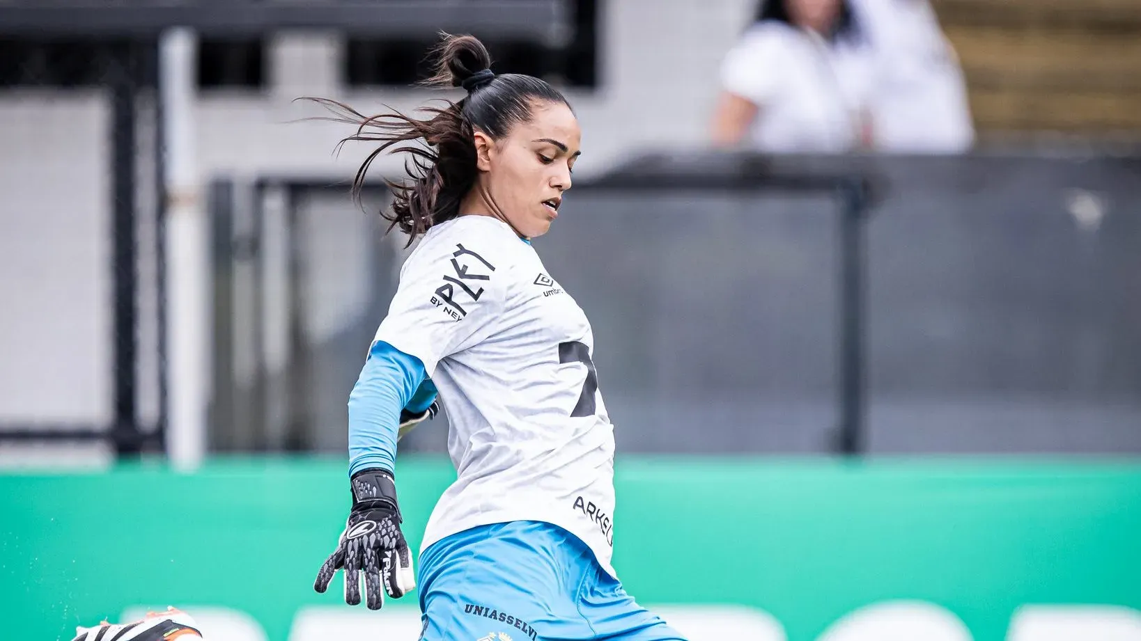 Karen, goleira do Santos, em ação