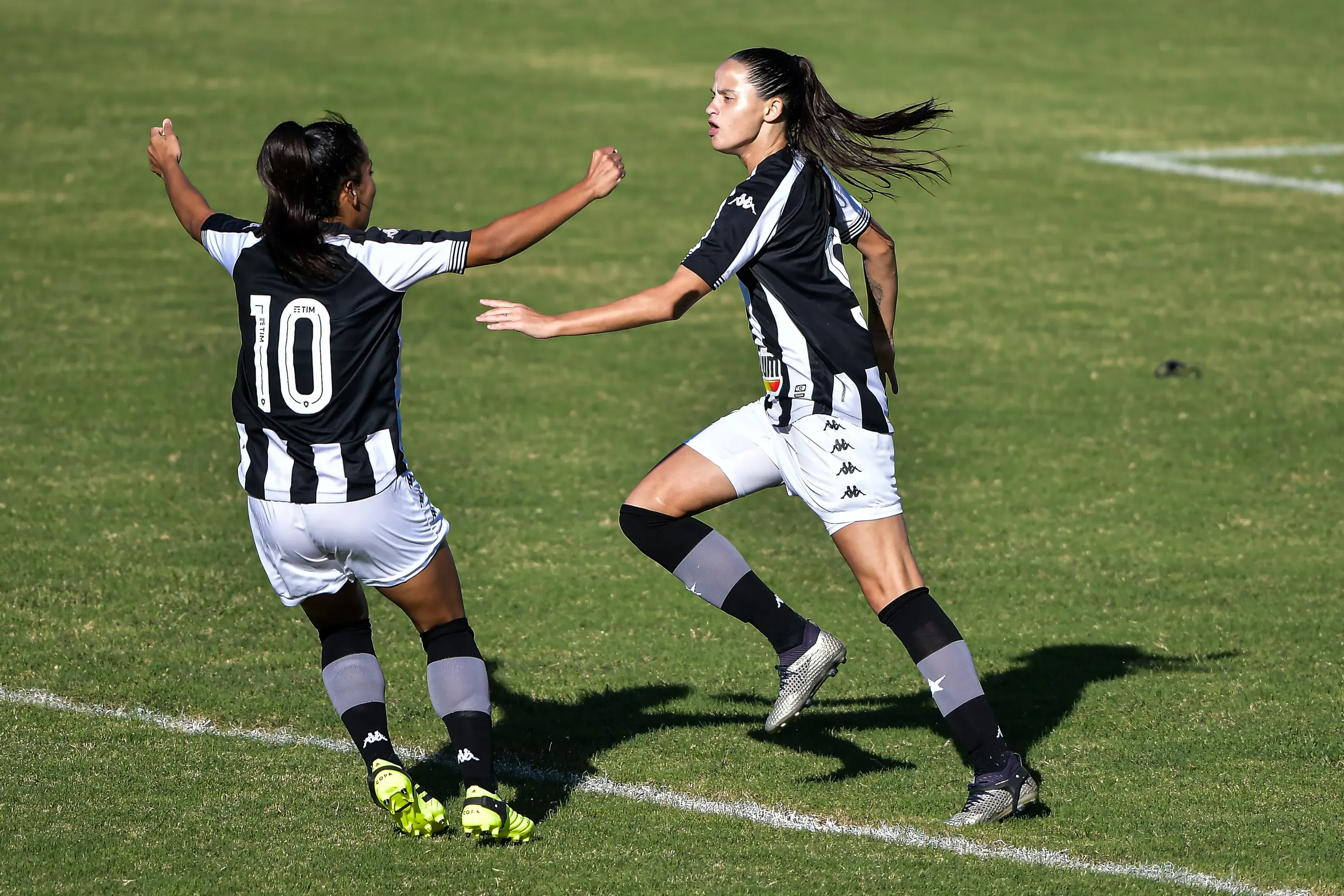 Kelen e Vivian pelo Botafogo. Foto: Thiago Ribeiro/AGIF