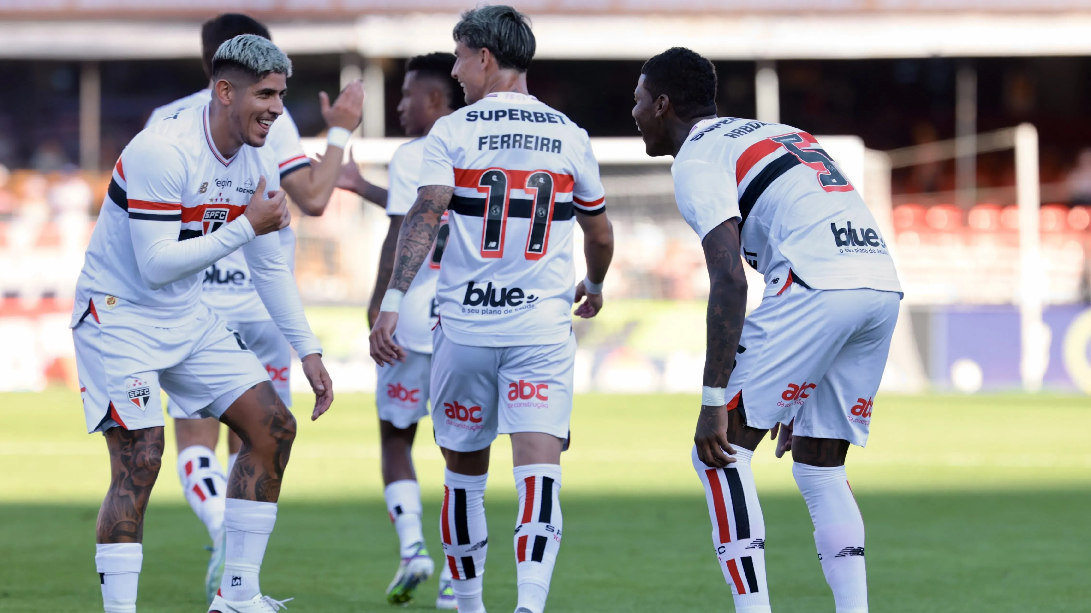 SP – SAO PAULO – 27/07/2025 – BRASILEIRO A 2025, SAO PAULO X FLUMINENSE – Arboleda jogador do Sao Paulo comemora seu gol com jogador da sua equipe durante partida contra o Fluminense no estadio Morumbi pelo campeonato Brasileiro A 2025. Foto: Marcello Zambrana/AGIF