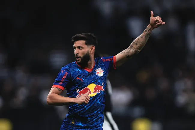 Juninho Capixaba jogador do Bragantino durante partida contra o Corinthians no estadio Arena Corinthians pelo campeonato Brasileiro A 2025. Foto: Ettore Chiereguini/AGIF