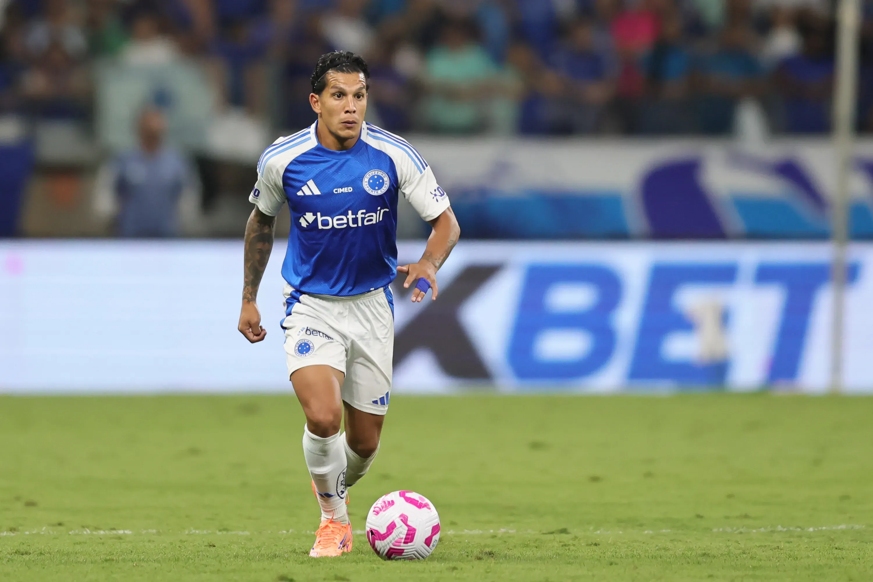 Lucas Romero durante partida pelo Cruzeiro – Foto: Gilson Lobo/AGIF