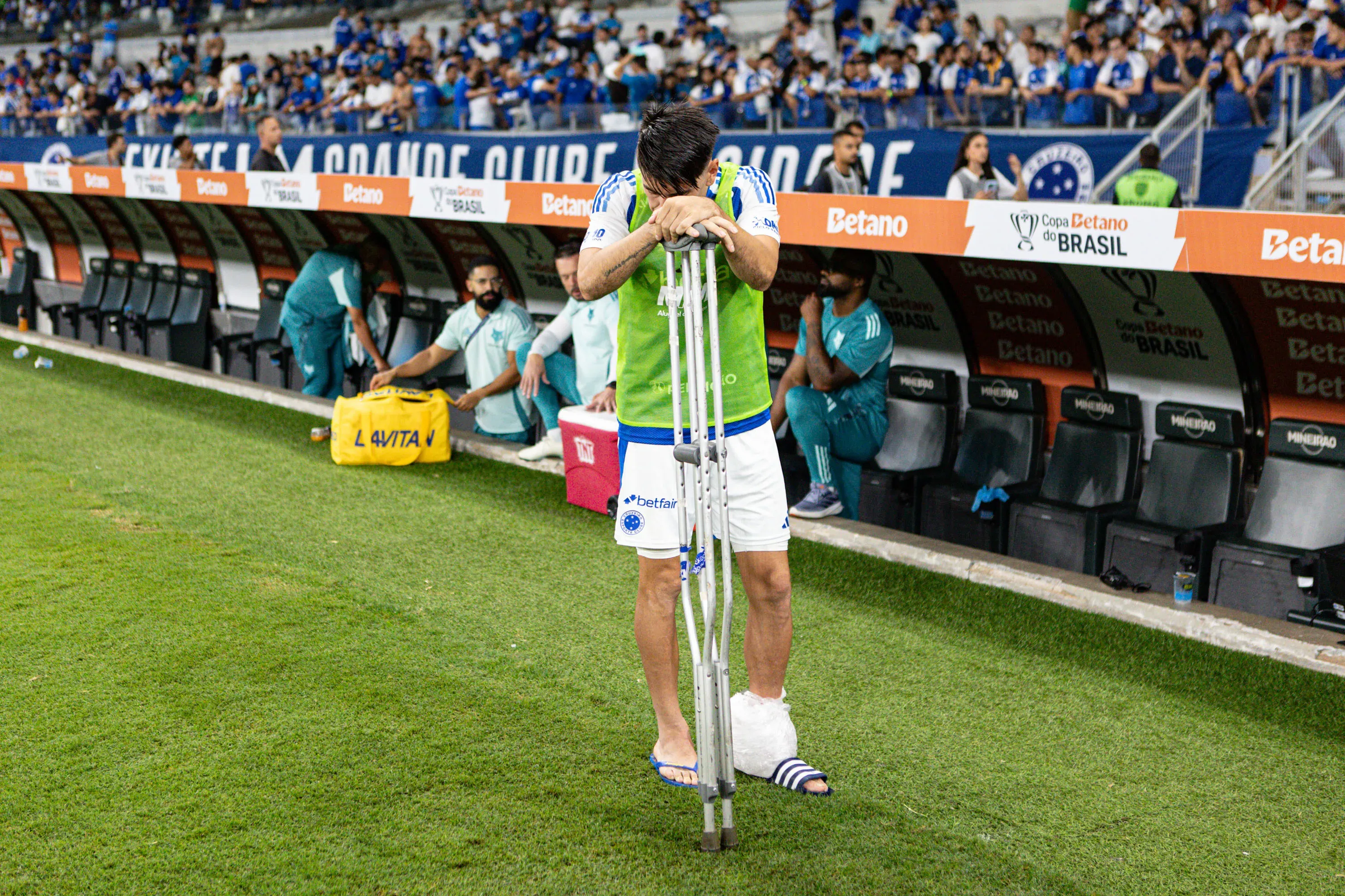 MG – BELO HORIZONTE – 10/12/2025 – COPA DO BRASIL 2025, CRUZEIRO X CORINTHIANS – Lucas Villalba jogador do Cruzeiro lesionado com muletas ao final da partida contra o Corinthians no estadio Mineirao pelo campeonato Copa Do Brasil 2025. Foto: Gilson Lobo/AGIF